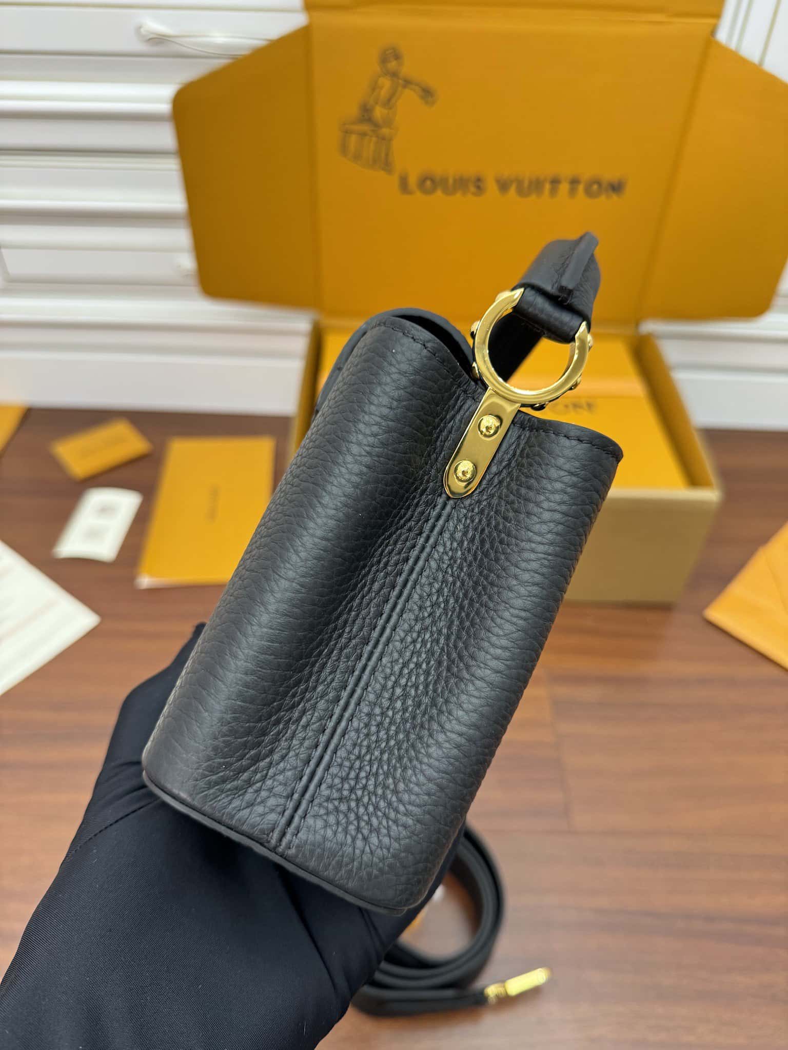 LV高仿包包 A級出品 M56071 Capucines 迷妳手袋¥3,080.00-頂級1:1精品高仿包包香港台灣批發價格推薦微信哪裡買