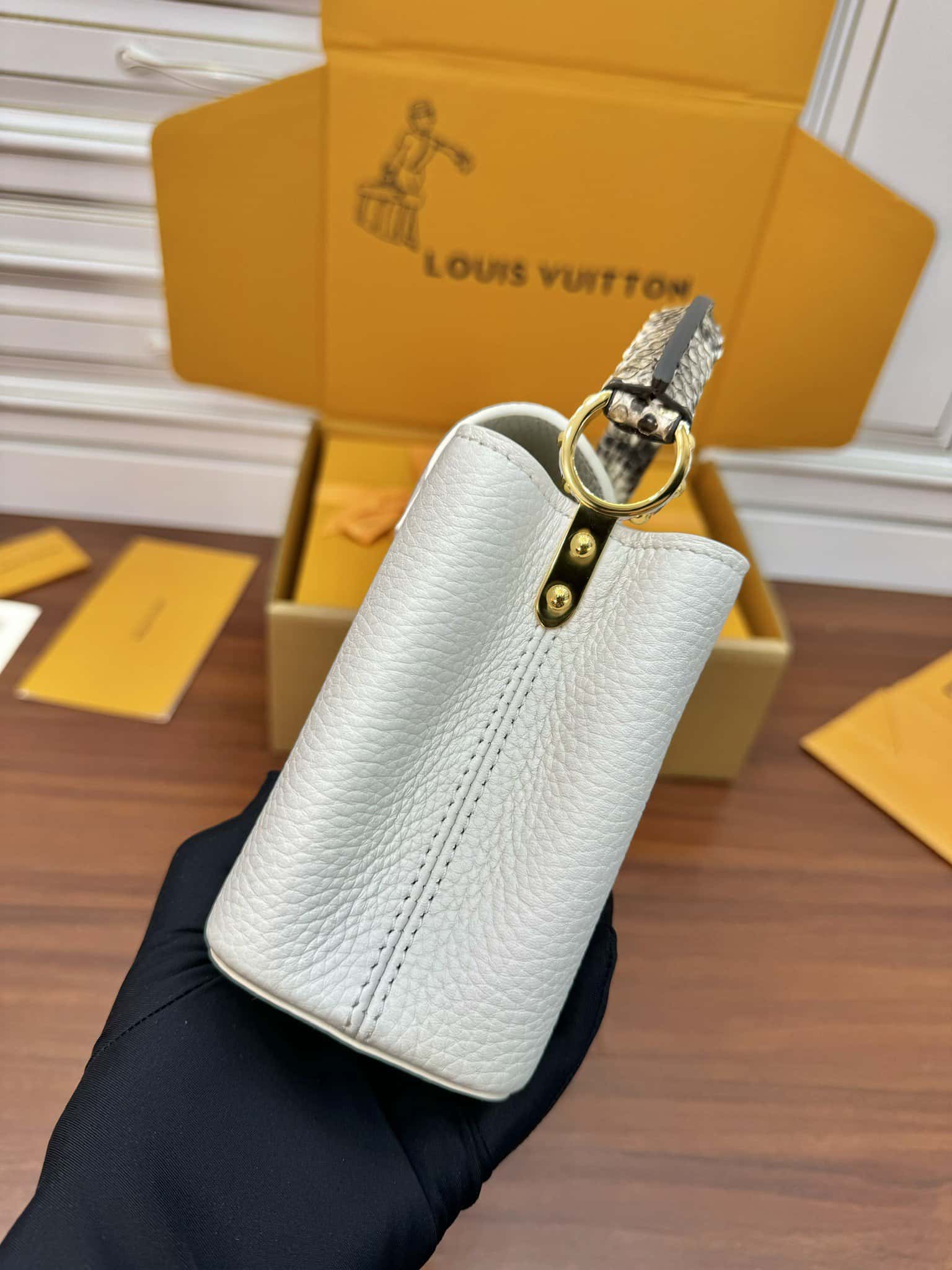 LV正品級高仿包包 N98477特正版 Capucines 迷妳手袋意大利A級皮料¥3,080.00-頂級1:1精品高仿包包香港台灣批發價格推薦微信哪裡買