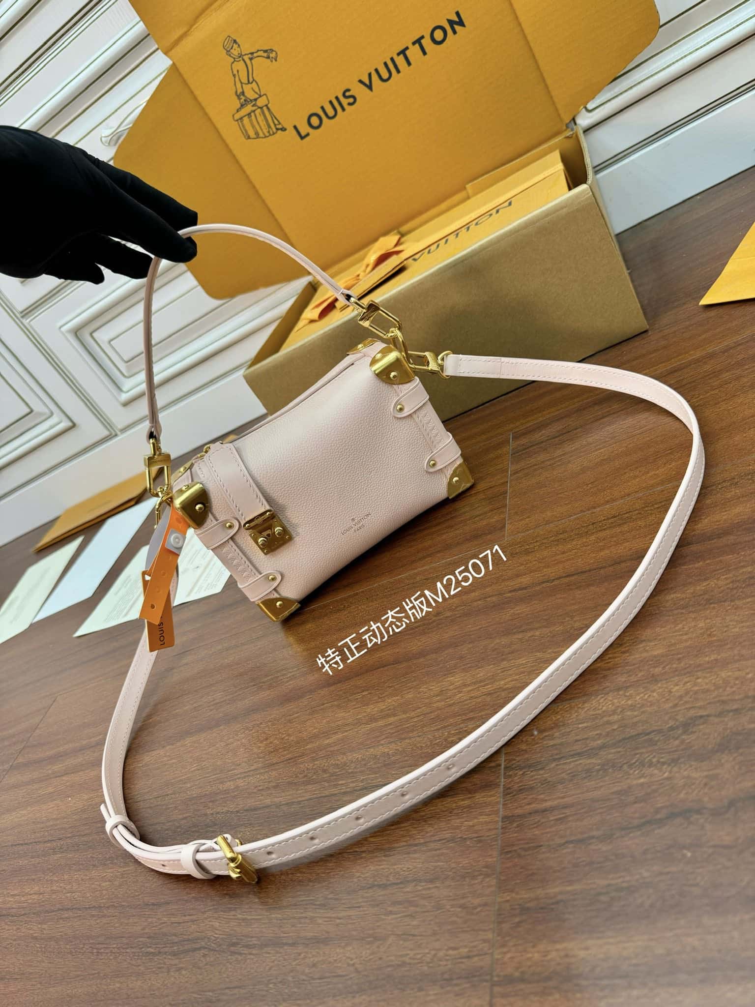 LV頂級復刻包包 M25071特正版 當季新款 SIDE TRUNK 小號手袋專櫃同步¥3,080.00-頂級1:1精品高仿包包香港台灣批發價格推薦微信哪裡買