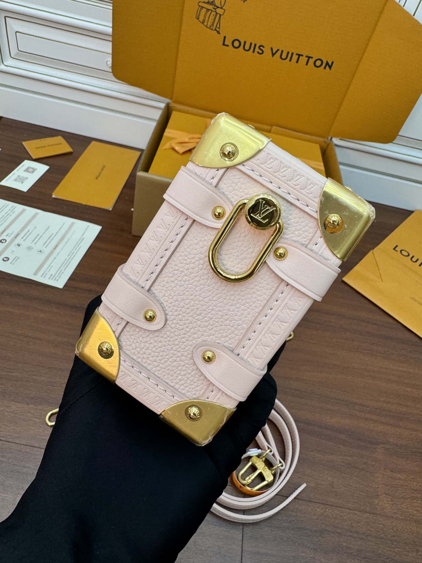 LV頂級復刻包包 M25071特正版 當季新款 SIDE TRUNK 小號手袋專櫃同步¥3,080.00-頂級1:1精品高仿包包香港台灣批發價格推薦微信哪裡買