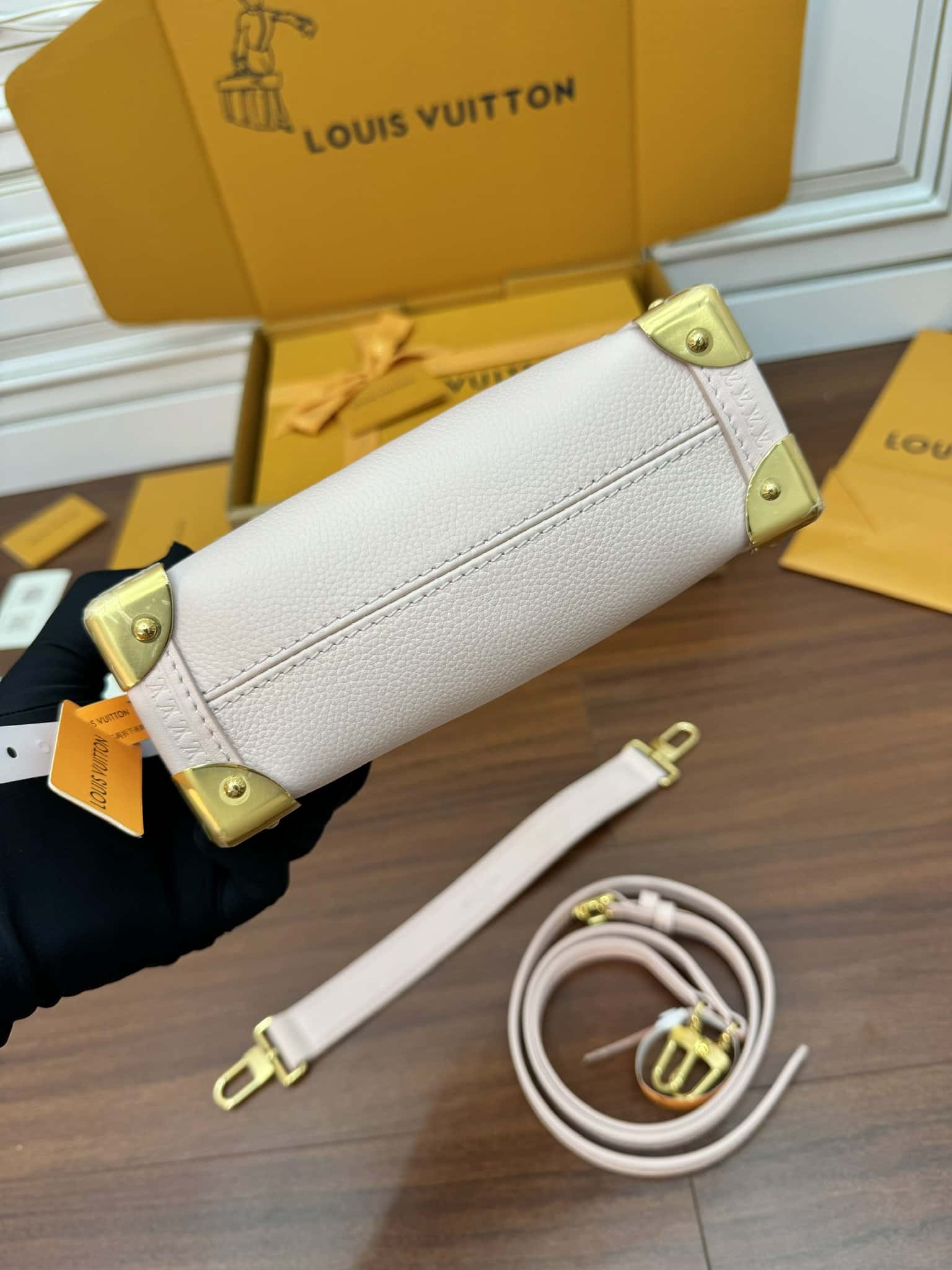 LV頂級復刻包包 M25071特正版 當季新款 SIDE TRUNK 小號手袋專櫃同步¥3,080.00-頂級1:1精品高仿包包香港台灣批發價格推薦微信哪裡買