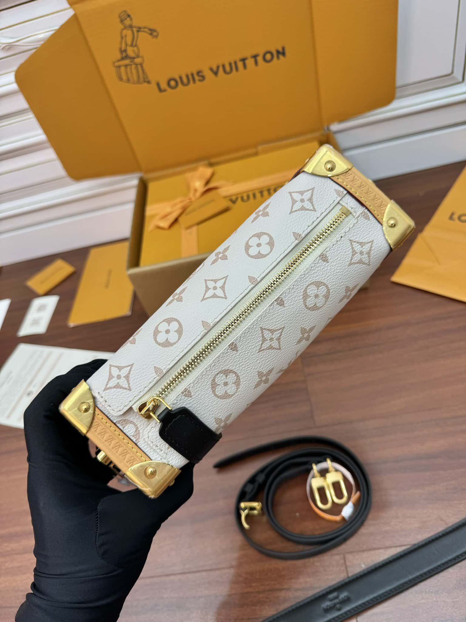 LV頂級原單包包 M46907 SIDE TRUNK 中號手袋專櫃同步¥2980.00-頂級1:1精品高仿包包香港台灣批發價格推薦微信哪裡買