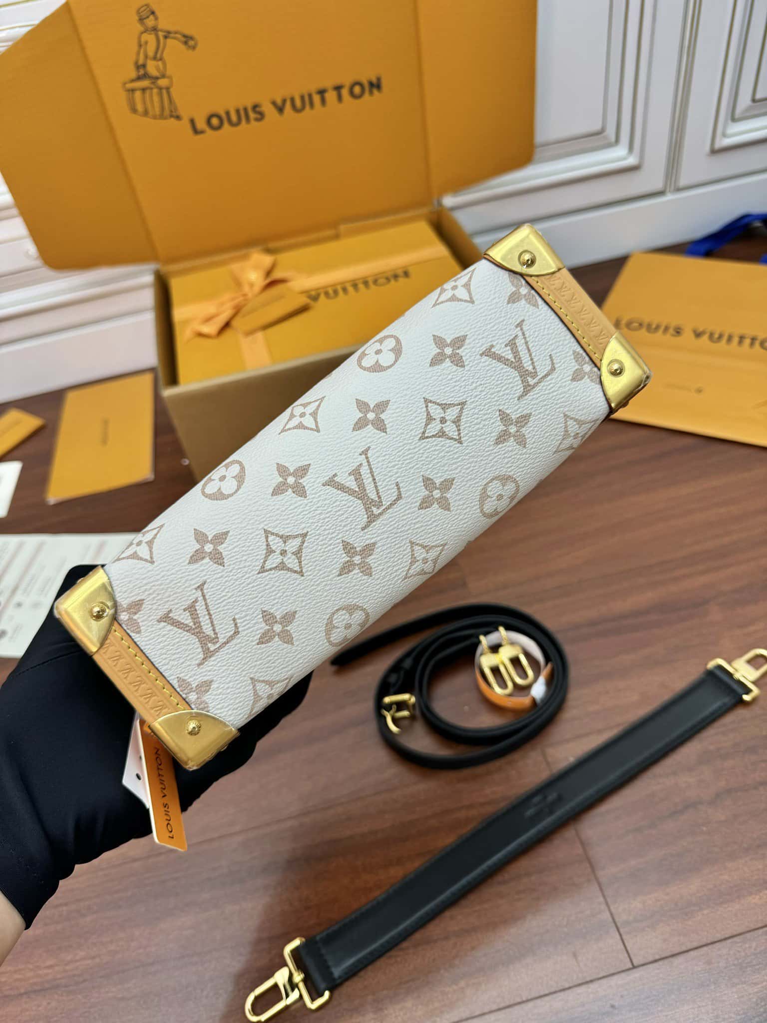 LV頂級原單包包 M46907 SIDE TRUNK 中號手袋專櫃同步¥2980.00-頂級1:1精品高仿包包香港台灣批發價格推薦微信哪裡買