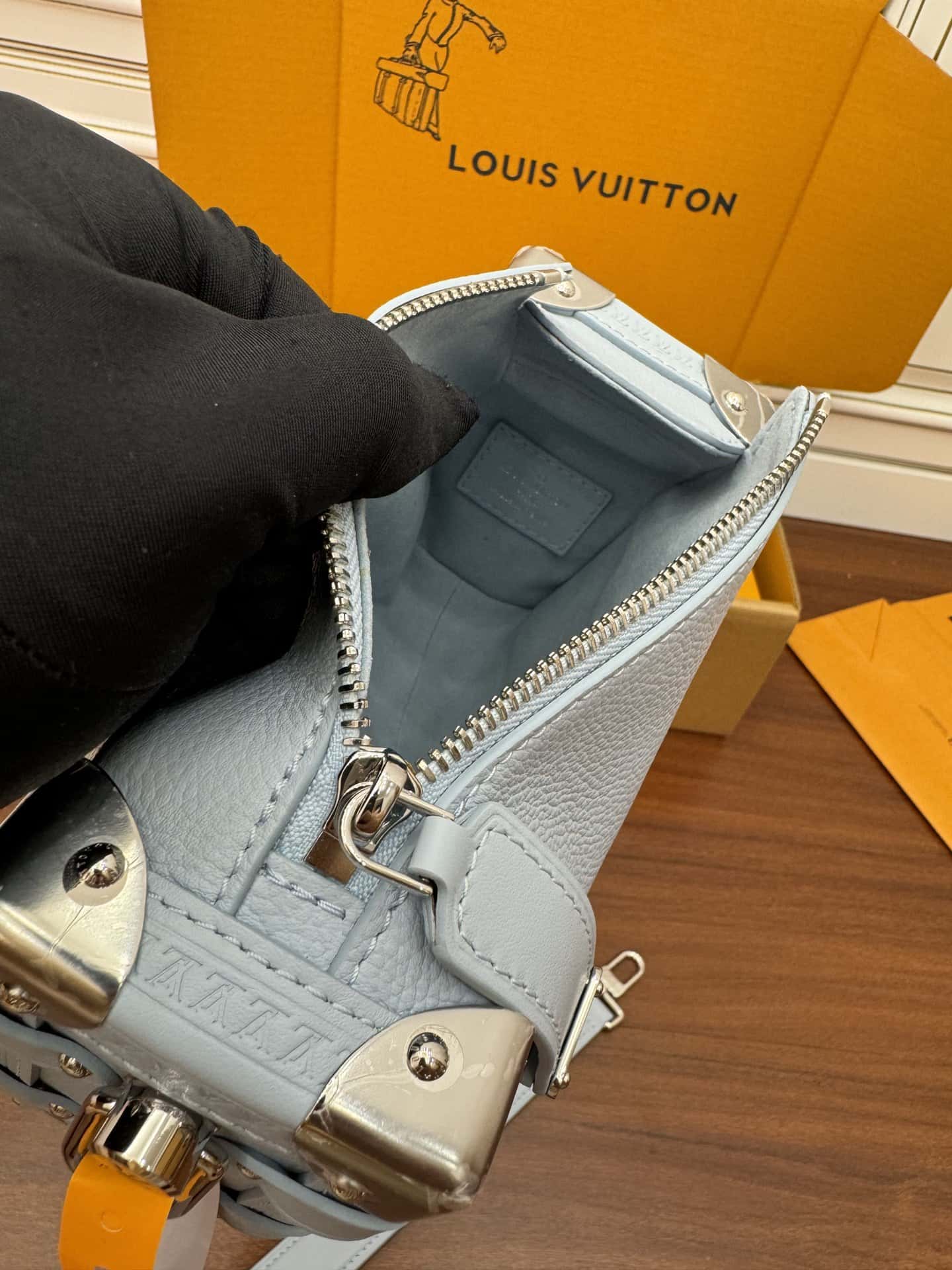 LV M25067 Side Trunk PM原單包包A級出品¥2980.00-頂級1:1精品高仿包包香港台灣批發價格推薦微信哪裡買