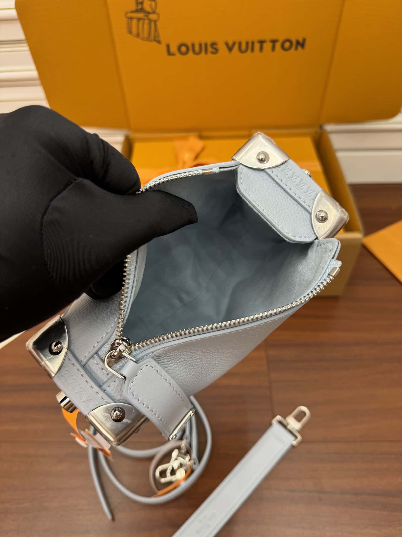 LV M25067 Side Trunk PM原單包包A級出品¥2980.00-頂級1:1精品高仿包包香港台灣批發價格推薦微信哪裡買