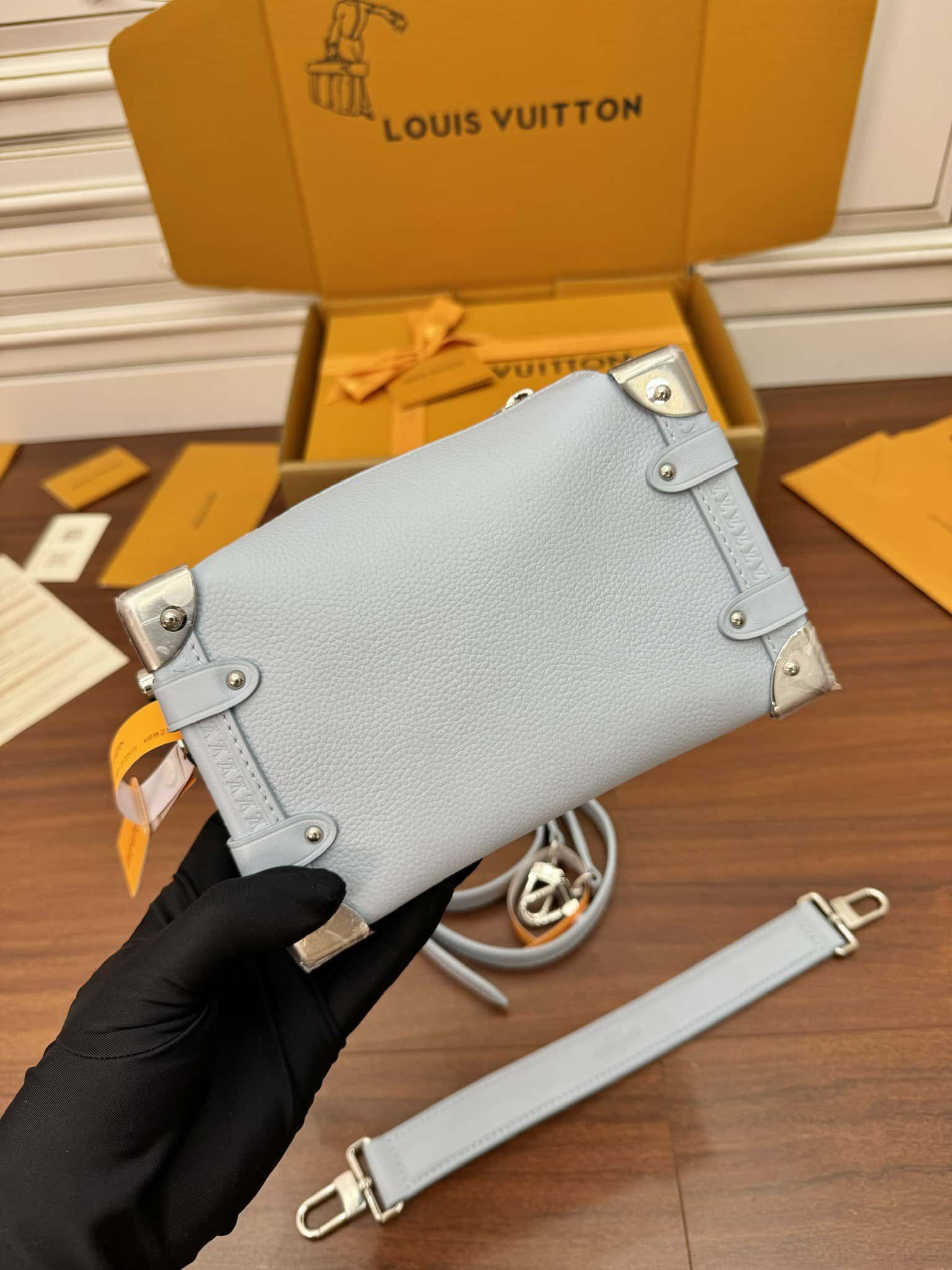 LV M25067 Side Trunk PM原單包包A級出品¥2980.00-頂級1:1精品高仿包包香港台灣批發價格推薦微信哪裡買
