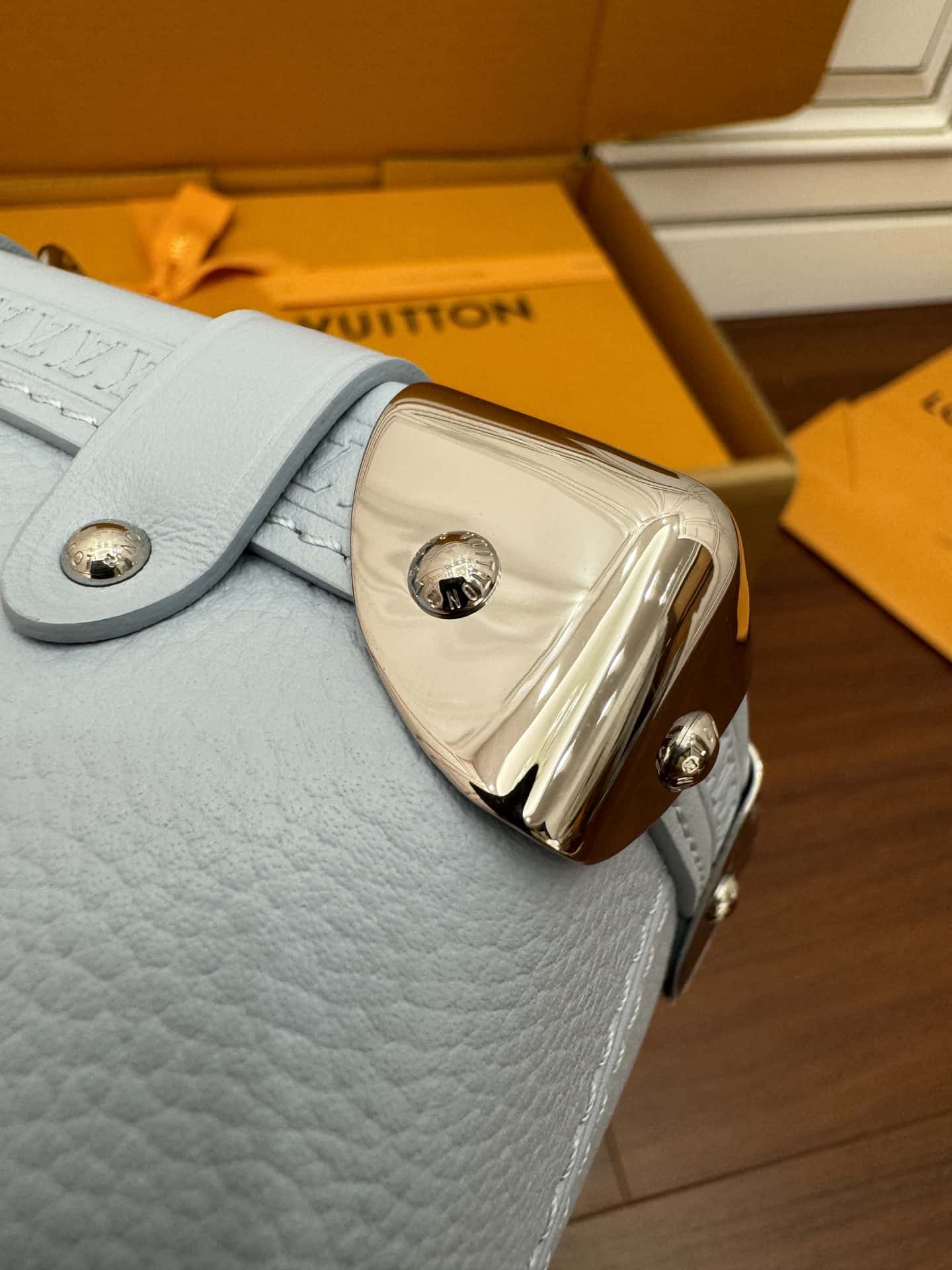 LV M25067 Side Trunk PM原單包包A級出品¥2980.00-頂級1:1精品高仿包包香港台灣批發價格推薦微信哪裡買