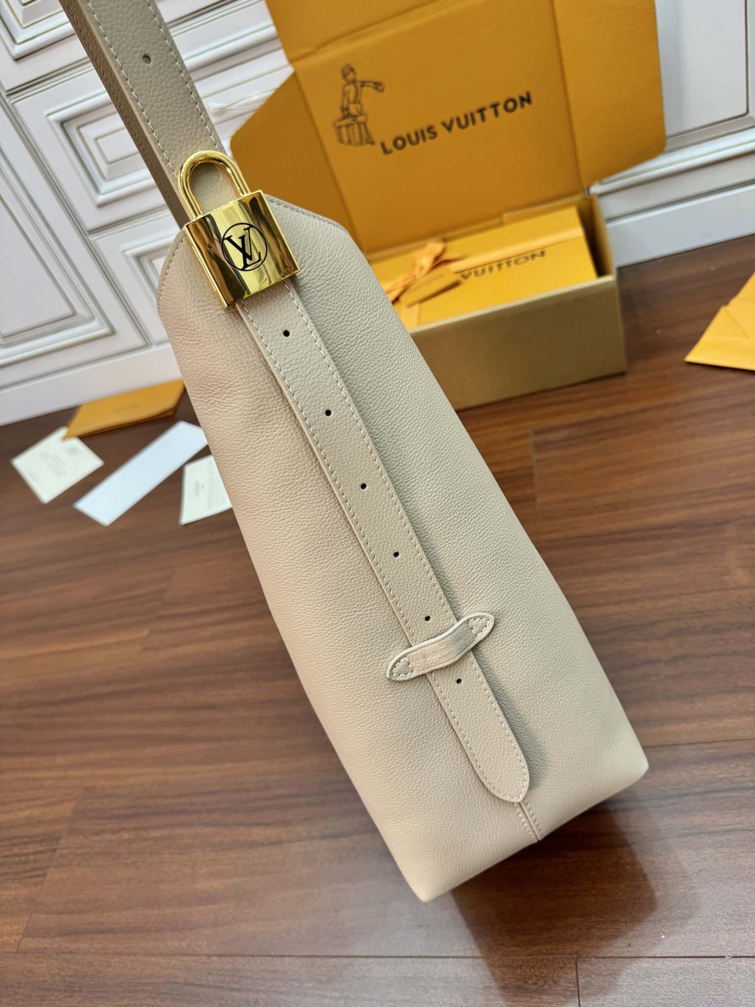 LV頂級原單包M25022 LOW KEY HOBO 中號手袋禮品袋¥2,880.00-頂級1:1精品高仿包包香港台灣批發價格推薦微信哪裡買