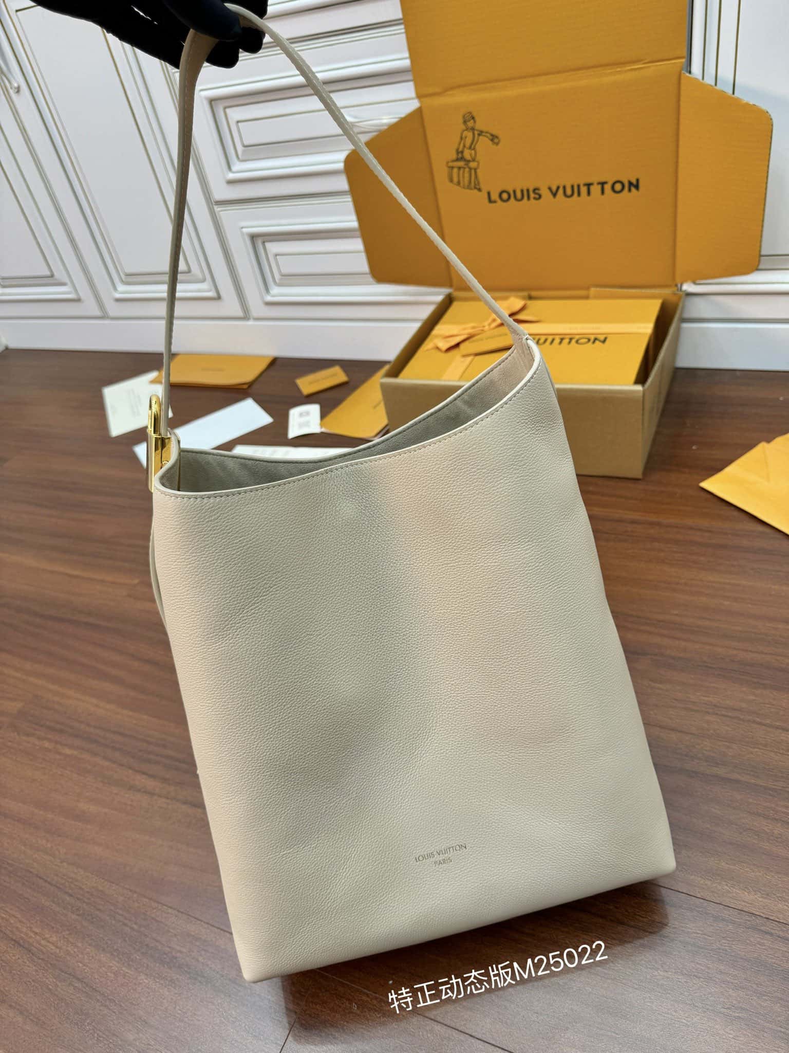 LV頂級原單包M25022 LOW KEY HOBO 中號手袋禮品袋¥2,880.00-頂級1:1精品高仿包包香港台灣批發價格推薦微信哪裡買