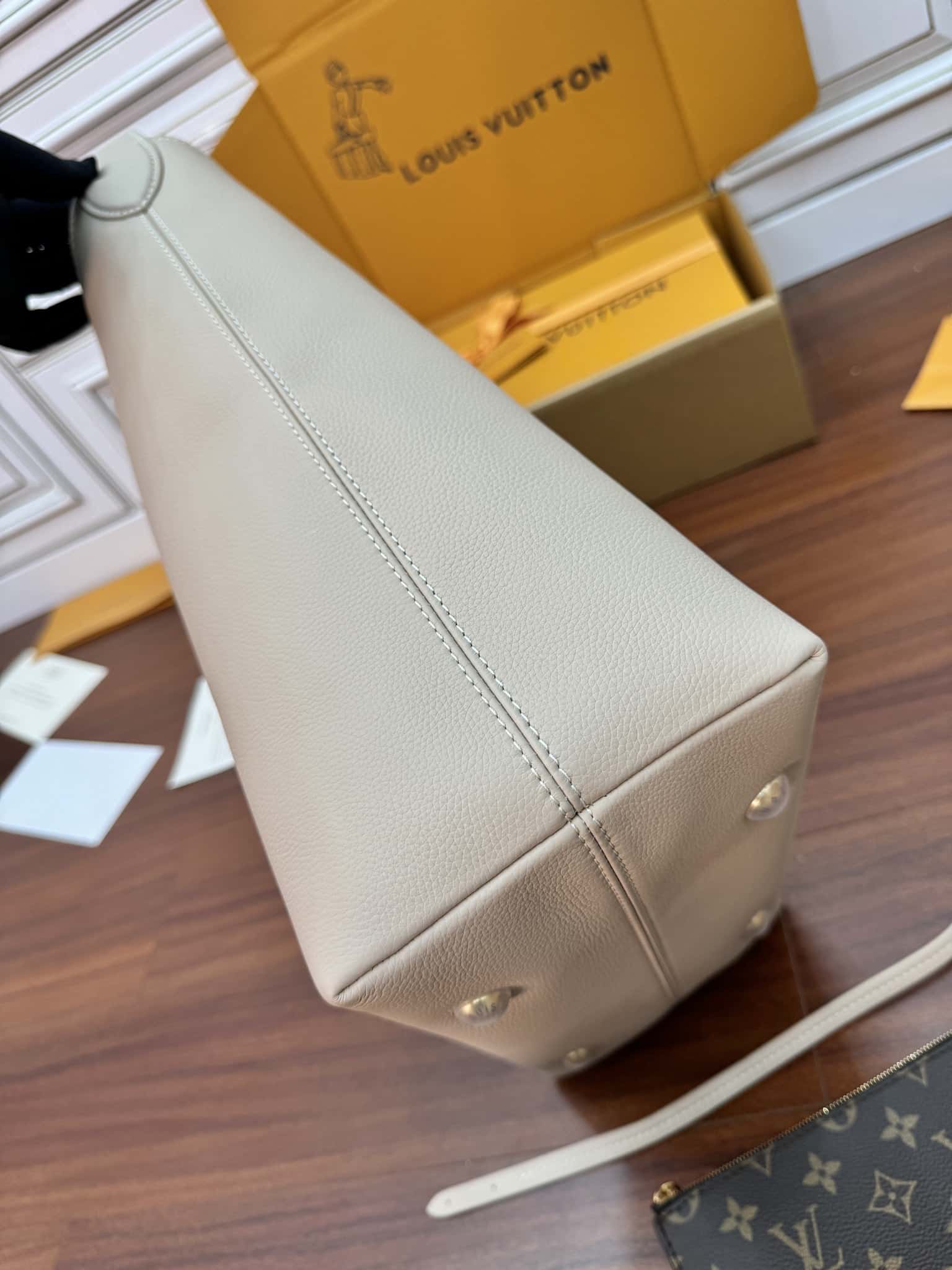 LV頂級原單包M25022 LOW KEY HOBO 中號手袋禮品袋¥2,880.00-頂級1:1精品高仿包包香港台灣批發價格推薦微信哪裡買