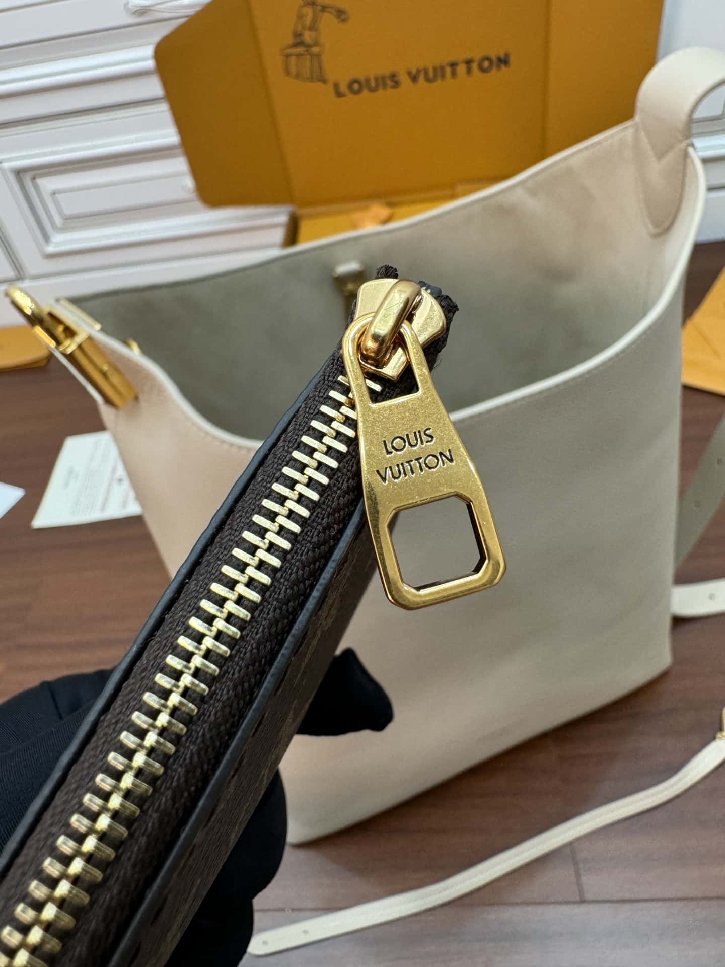 LV頂級原單包M25022 LOW KEY HOBO 中號手袋禮品袋¥2,880.00-頂級1:1精品高仿包包香港台灣批發價格推薦微信哪裡買