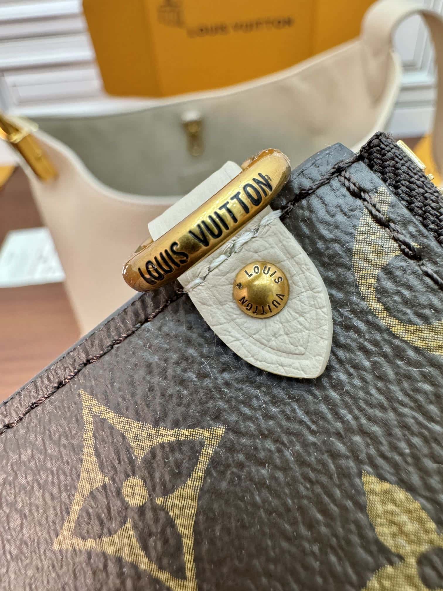 LV頂級原單包M25022 LOW KEY HOBO 中號手袋禮品袋¥2,880.00-頂級1:1精品高仿包包香港台灣批發價格推薦微信哪裡買