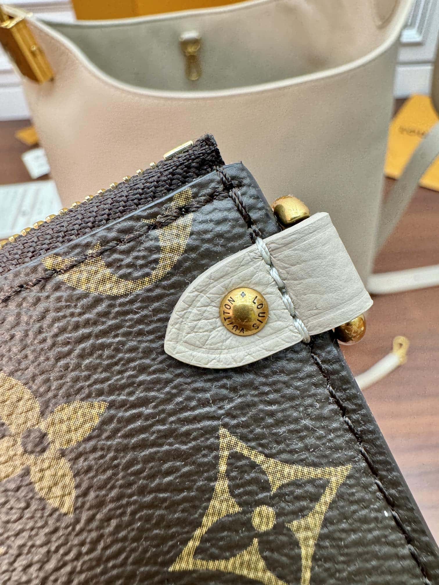 LV頂級原單包M25022 LOW KEY HOBO 中號手袋禮品袋¥2,880.00-頂級1:1精品高仿包包香港台灣批發價格推薦微信哪裡買