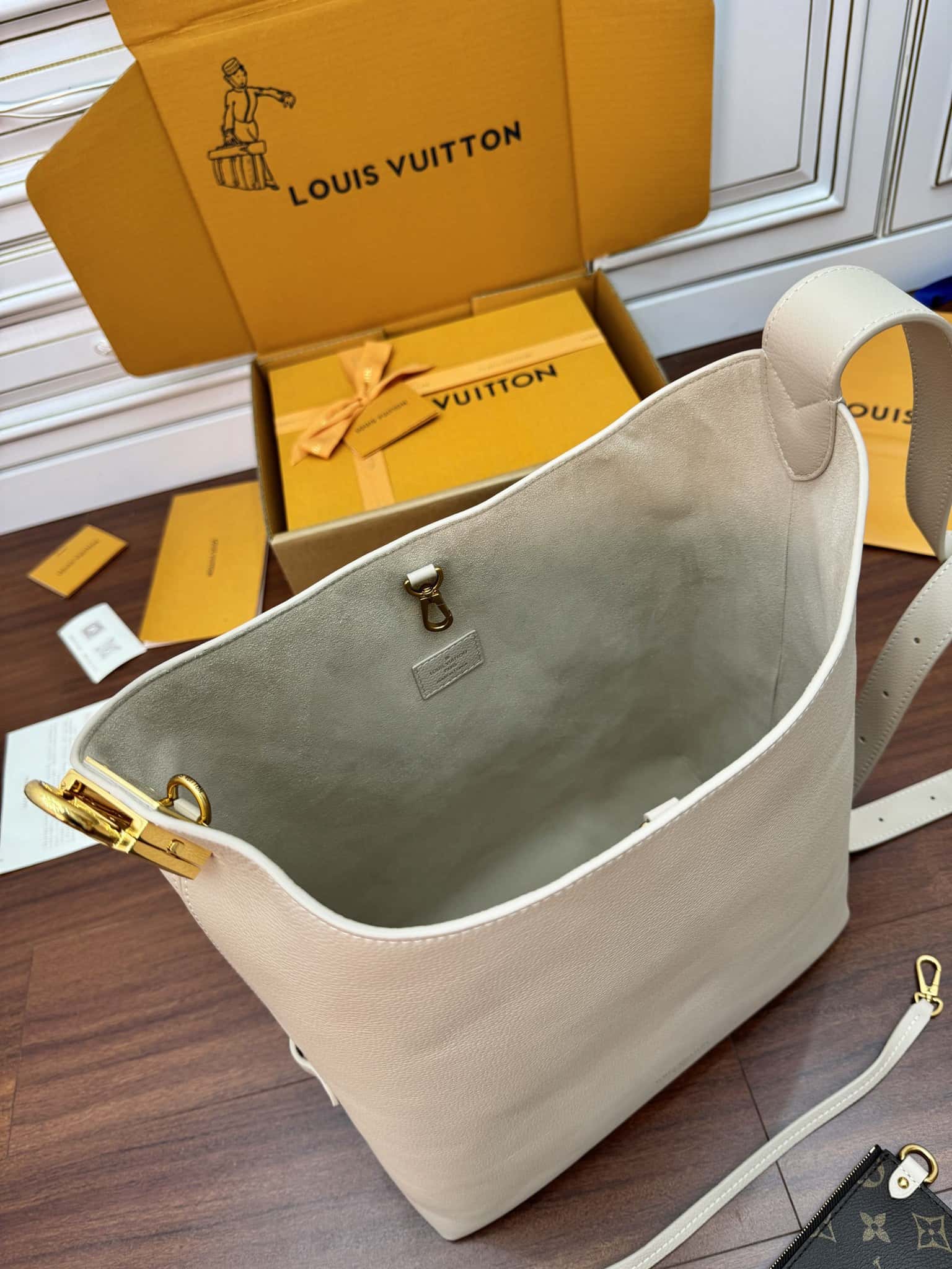 LV頂級原單包M25022 LOW KEY HOBO 中號手袋禮品袋¥2,880.00-頂級1:1精品高仿包包香港台灣批發價格推薦微信哪裡買