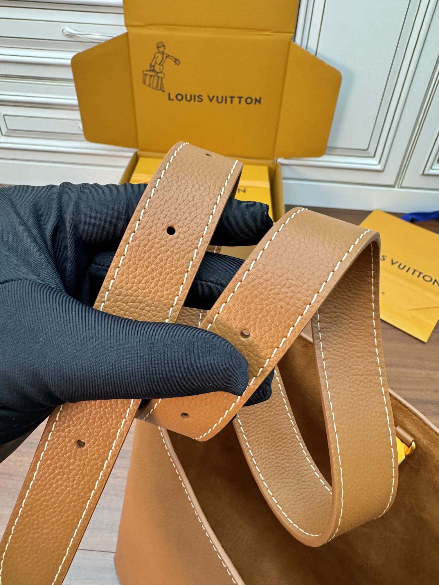 LV正品級原單包 專櫃同步M24974 LOW KEY HOBO 中號手袋¥2,880.00-頂級1:1精品高仿包包香港台灣批發價格推薦微信哪裡買