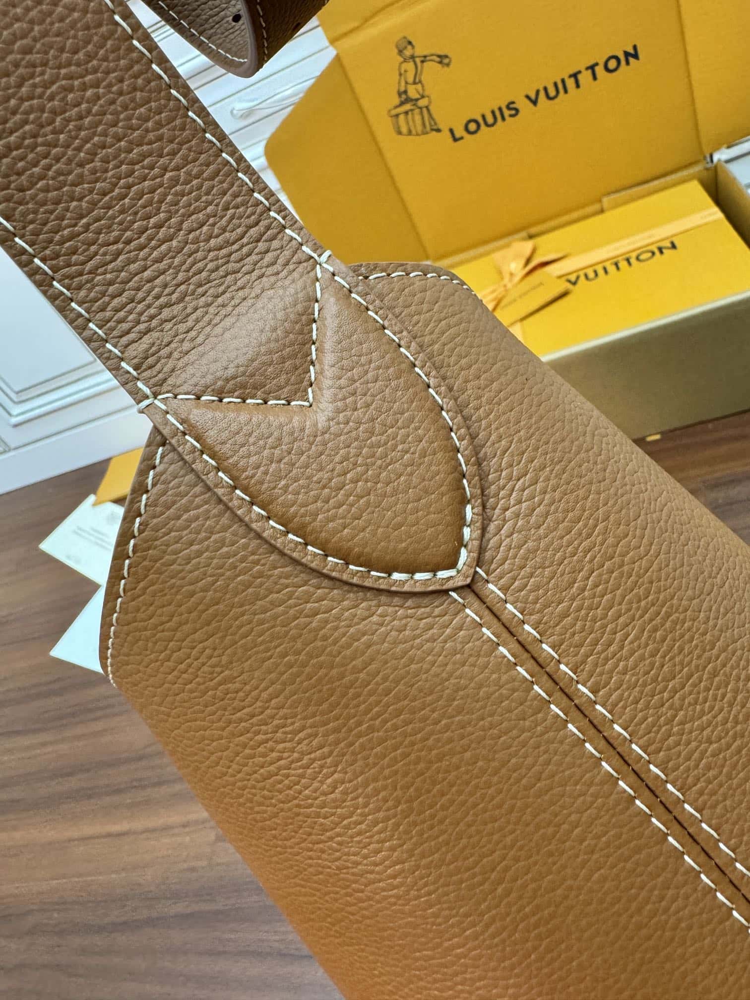 LV正品級原單包 專櫃同步M24974 LOW KEY HOBO 中號手袋¥2,880.00-頂級1:1精品高仿包包香港台灣批發價格推薦微信哪裡買