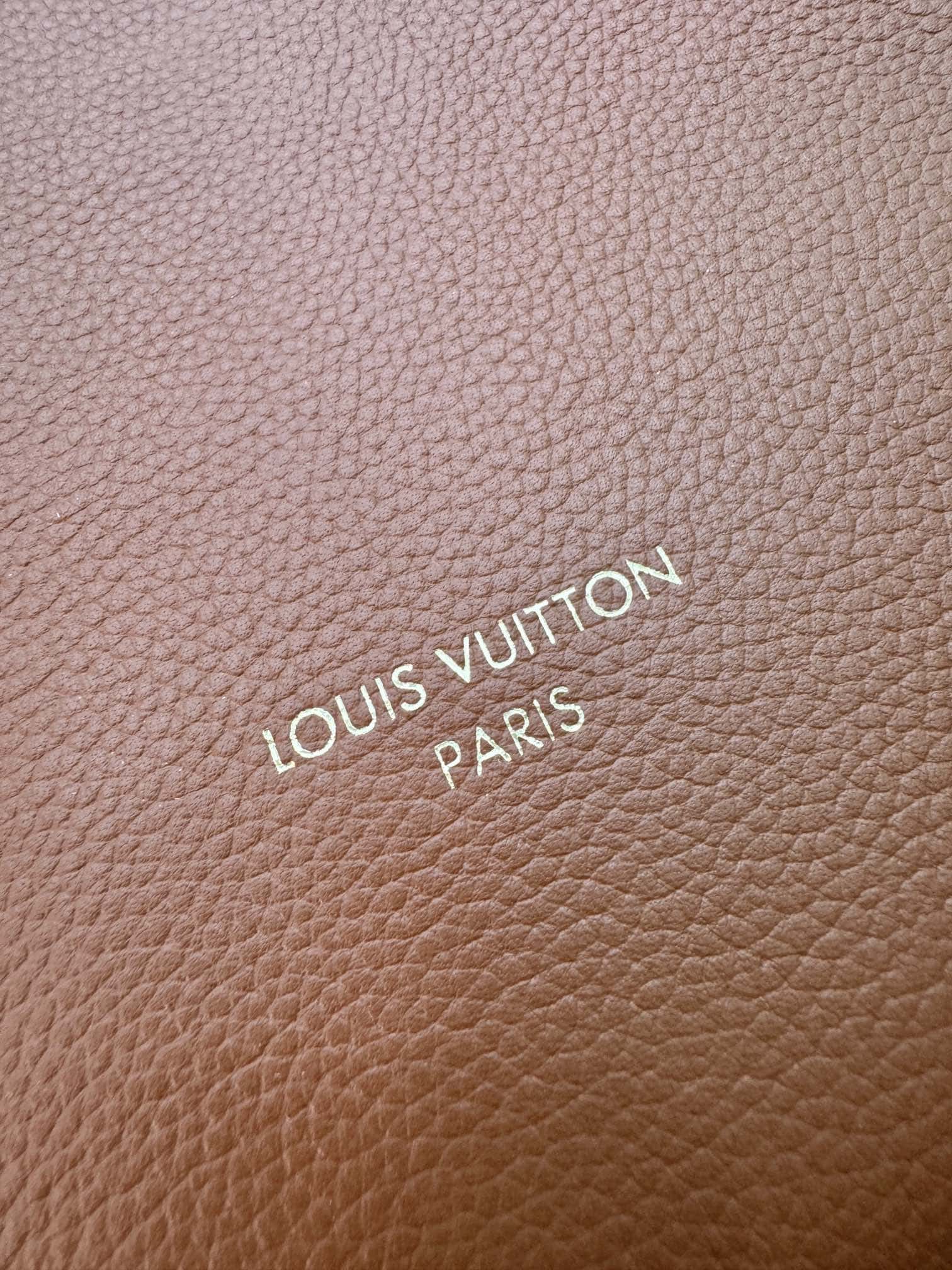 LV正品級原單包 專櫃同步M24974 LOW KEY HOBO 中號手袋¥2,880.00-頂級1:1精品高仿包包香港台灣批發價格推薦微信哪裡買