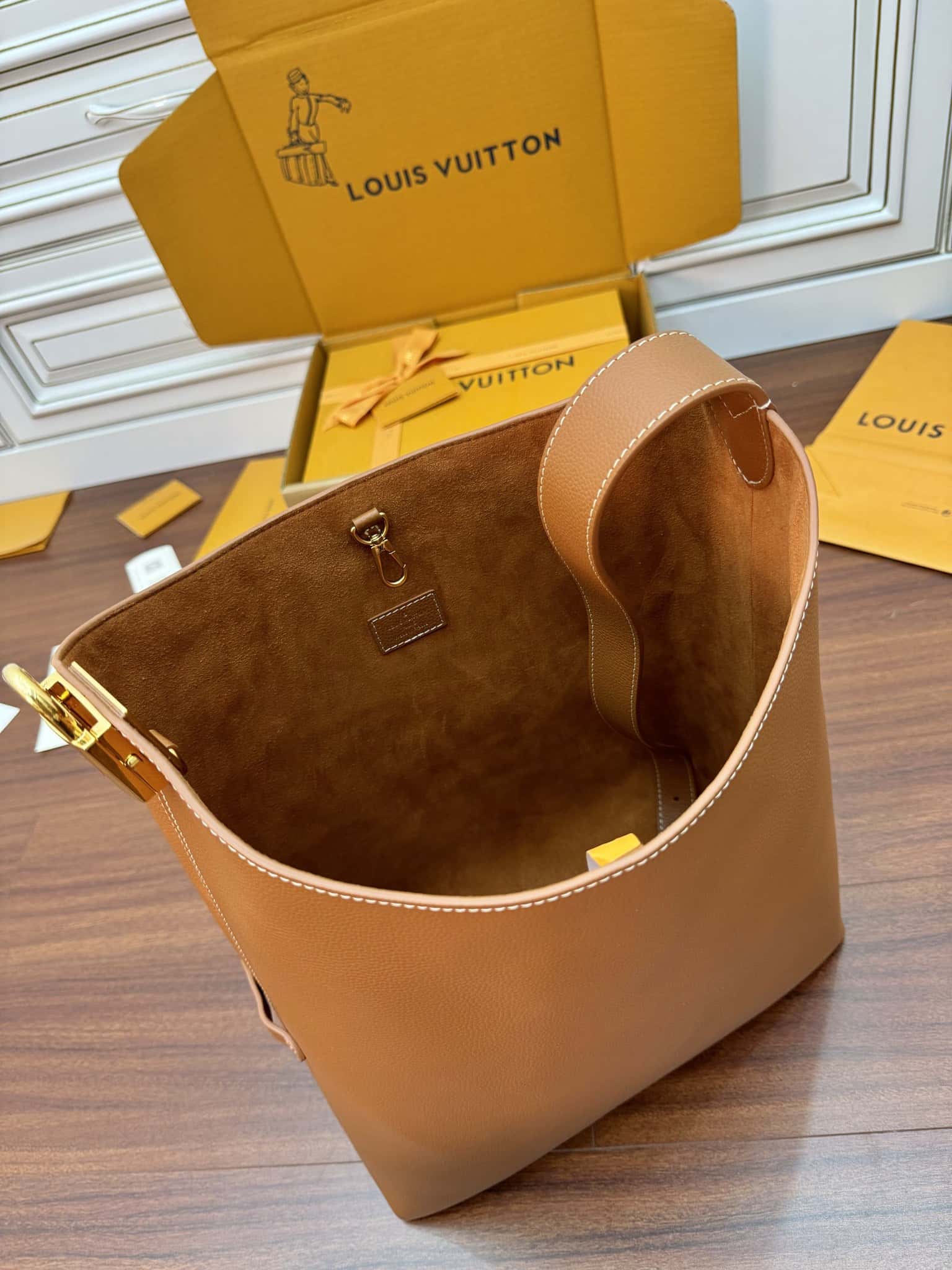 LV正品級原單包 專櫃同步M24974 LOW KEY HOBO 中號手袋¥2,880.00-頂級1:1精品高仿包包香港台灣批發價格推薦微信哪裡買