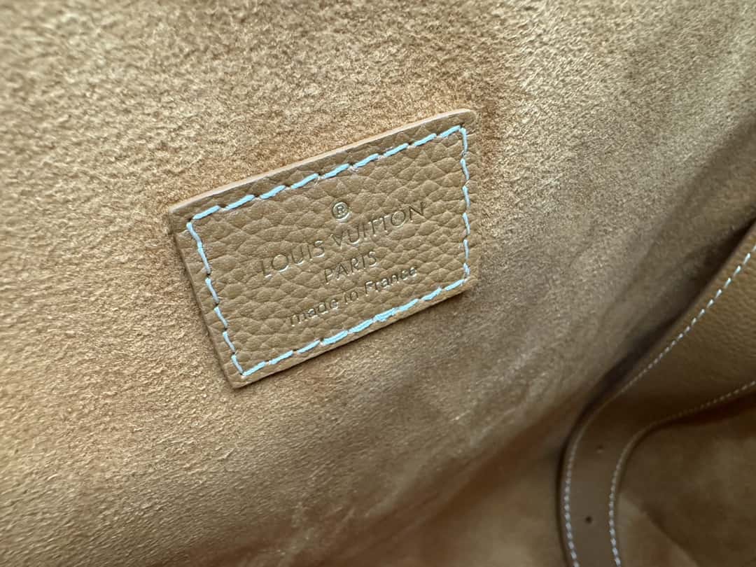 LV正品級原單包 專櫃同步M24974 LOW KEY HOBO 中號手袋¥2,880.00-頂級1:1精品高仿包包香港台灣批發價格推薦微信哪裡買