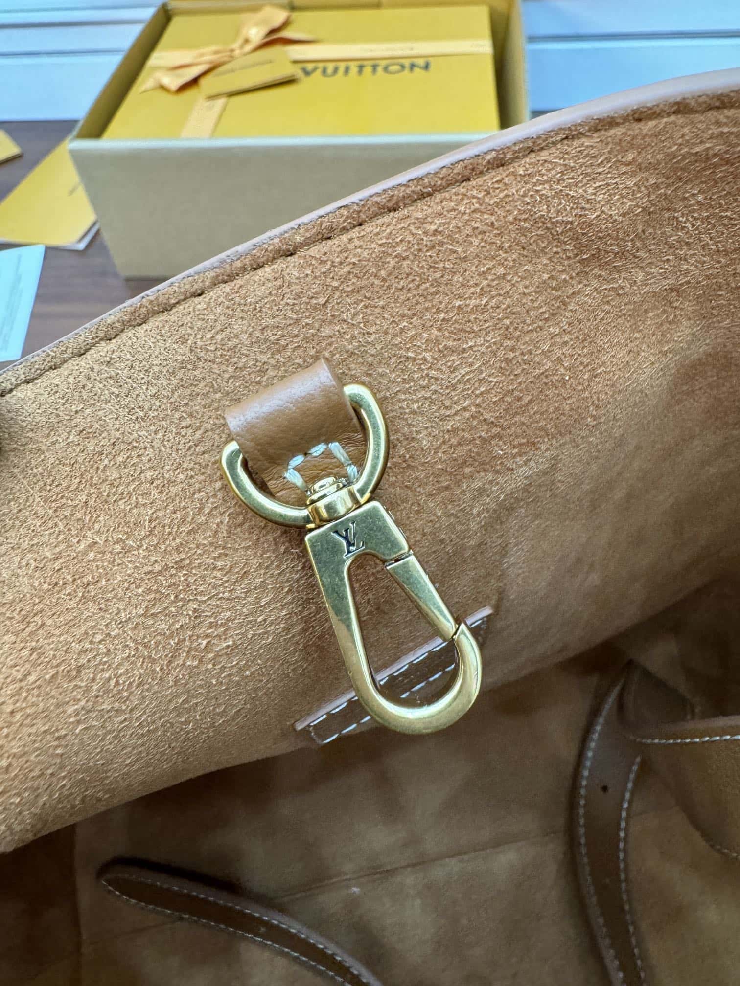 LV正品級原單包 專櫃同步M24974 LOW KEY HOBO 中號手袋¥2,880.00-頂級1:1精品高仿包包香港台灣批發價格推薦微信哪裡買