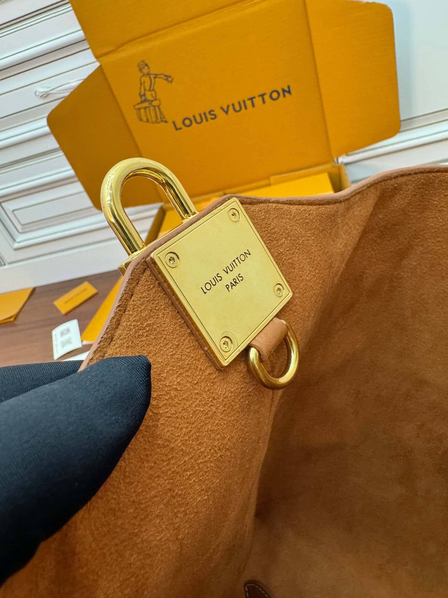 LV正品級原單包 專櫃同步M24974 LOW KEY HOBO 中號手袋¥2,880.00-頂級1:1精品高仿包包香港台灣批發價格推薦微信哪裡買