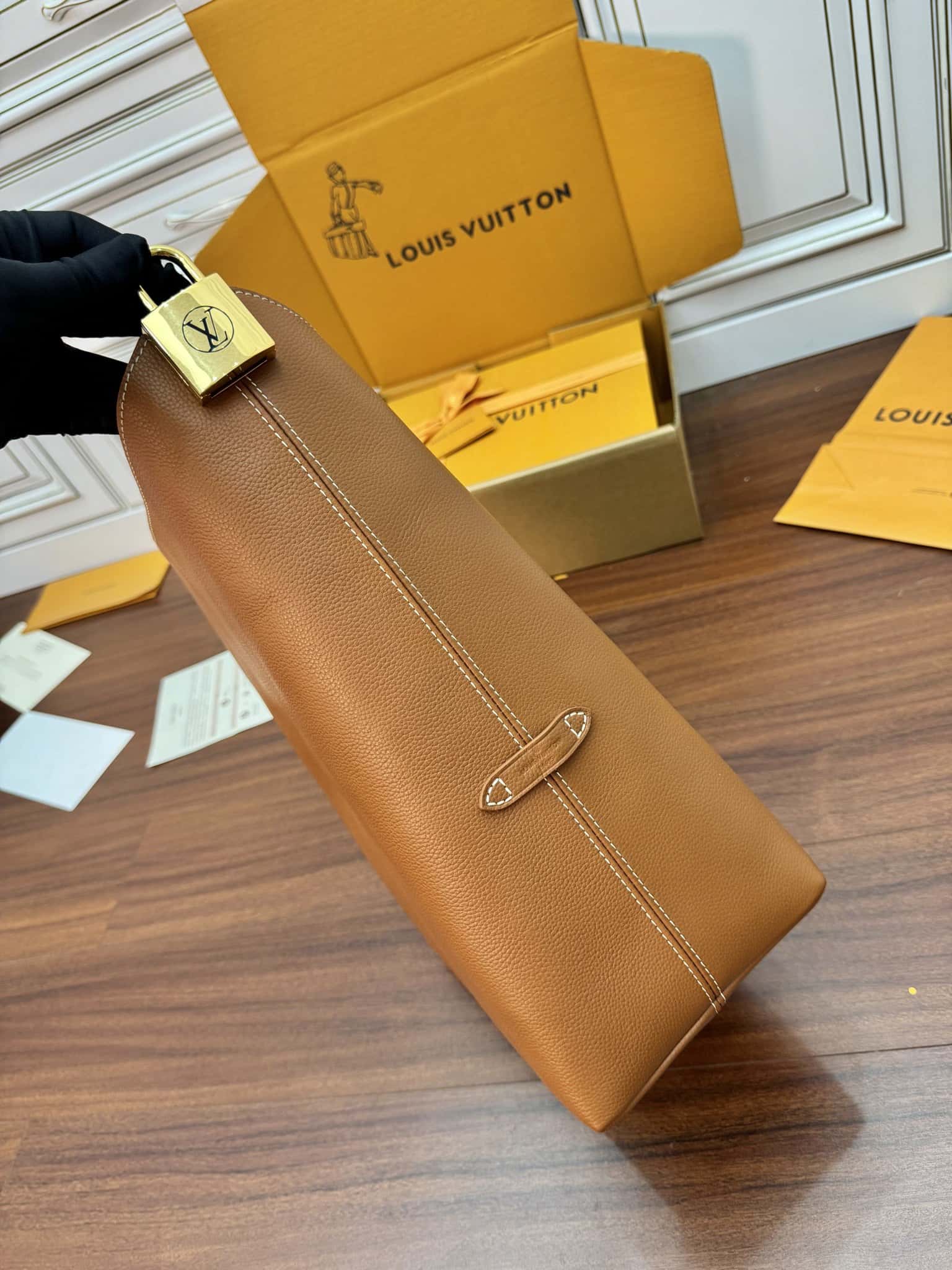 LV正品級原單包 專櫃同步M24974 LOW KEY HOBO 中號手袋¥2,880.00-頂級1:1精品高仿包包香港台灣批發價格推薦微信哪裡買