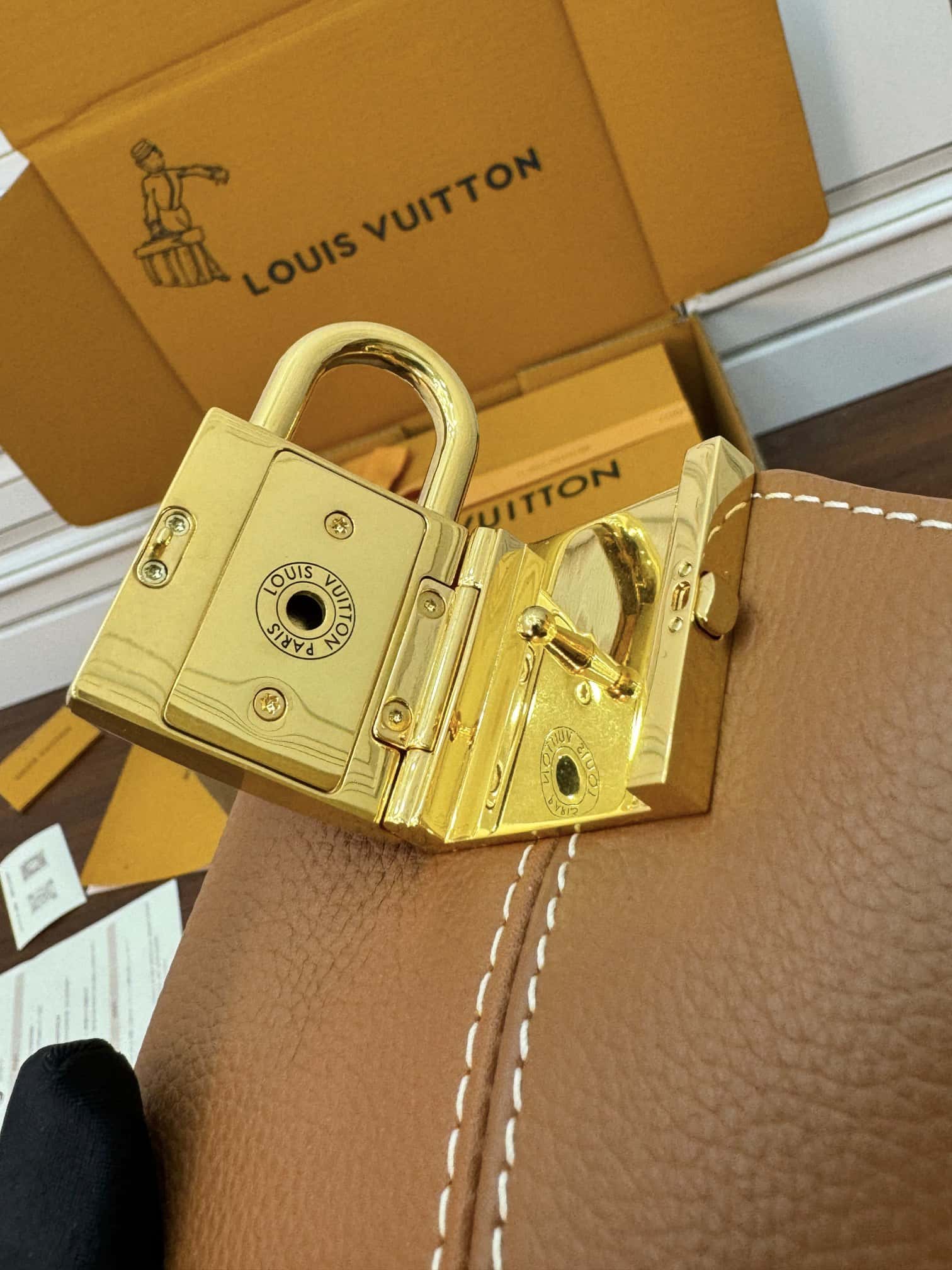 LV正品級原單包 專櫃同步M24974 LOW KEY HOBO 中號手袋¥2,880.00-頂級1:1精品高仿包包香港台灣批發價格推薦微信哪裡買