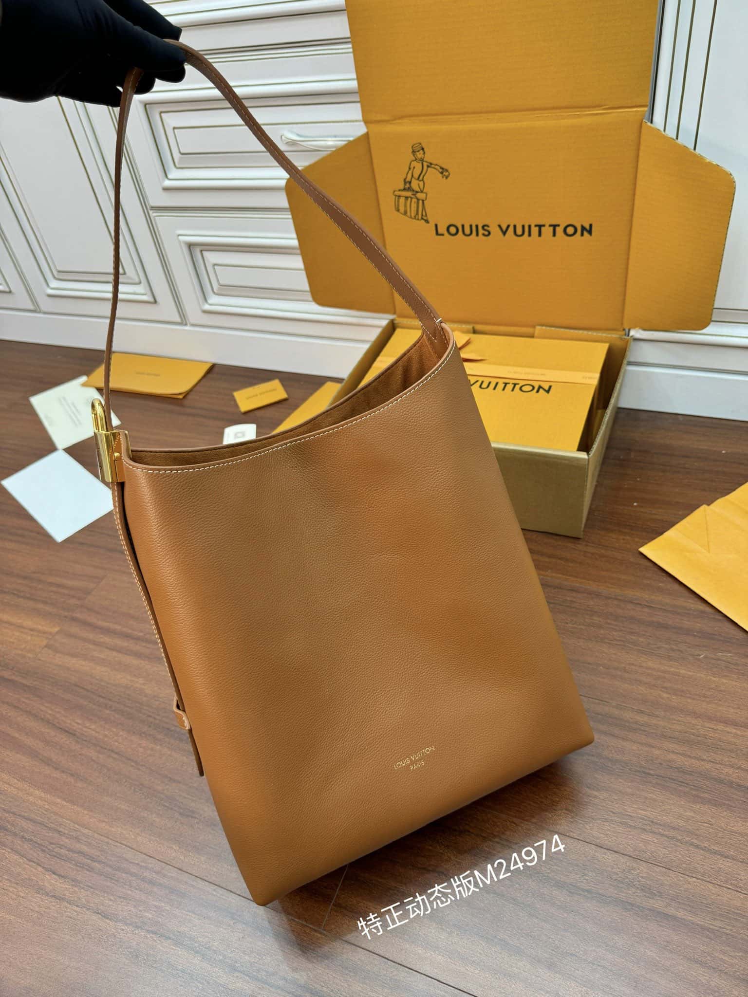 LV正品級原單包 專櫃同步M24974 LOW KEY HOBO 中號手袋¥2,880.00-頂級1:1精品高仿包包香港台灣批發價格推薦微信哪裡買