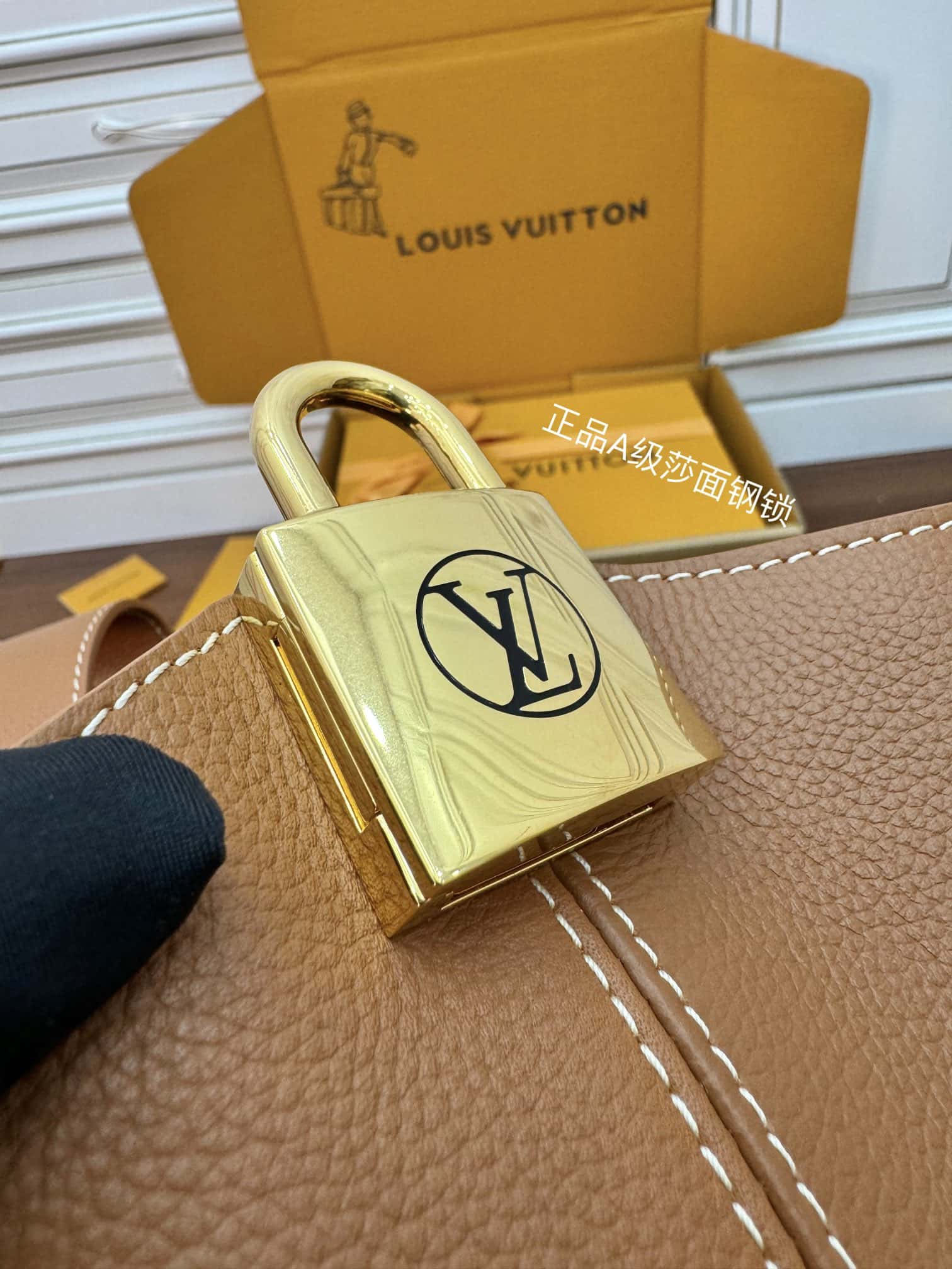 LV正品級原單包 專櫃同步M24974 LOW KEY HOBO 中號手袋¥2,880.00-頂級1:1精品高仿包包香港台灣批發價格推薦微信哪裡買