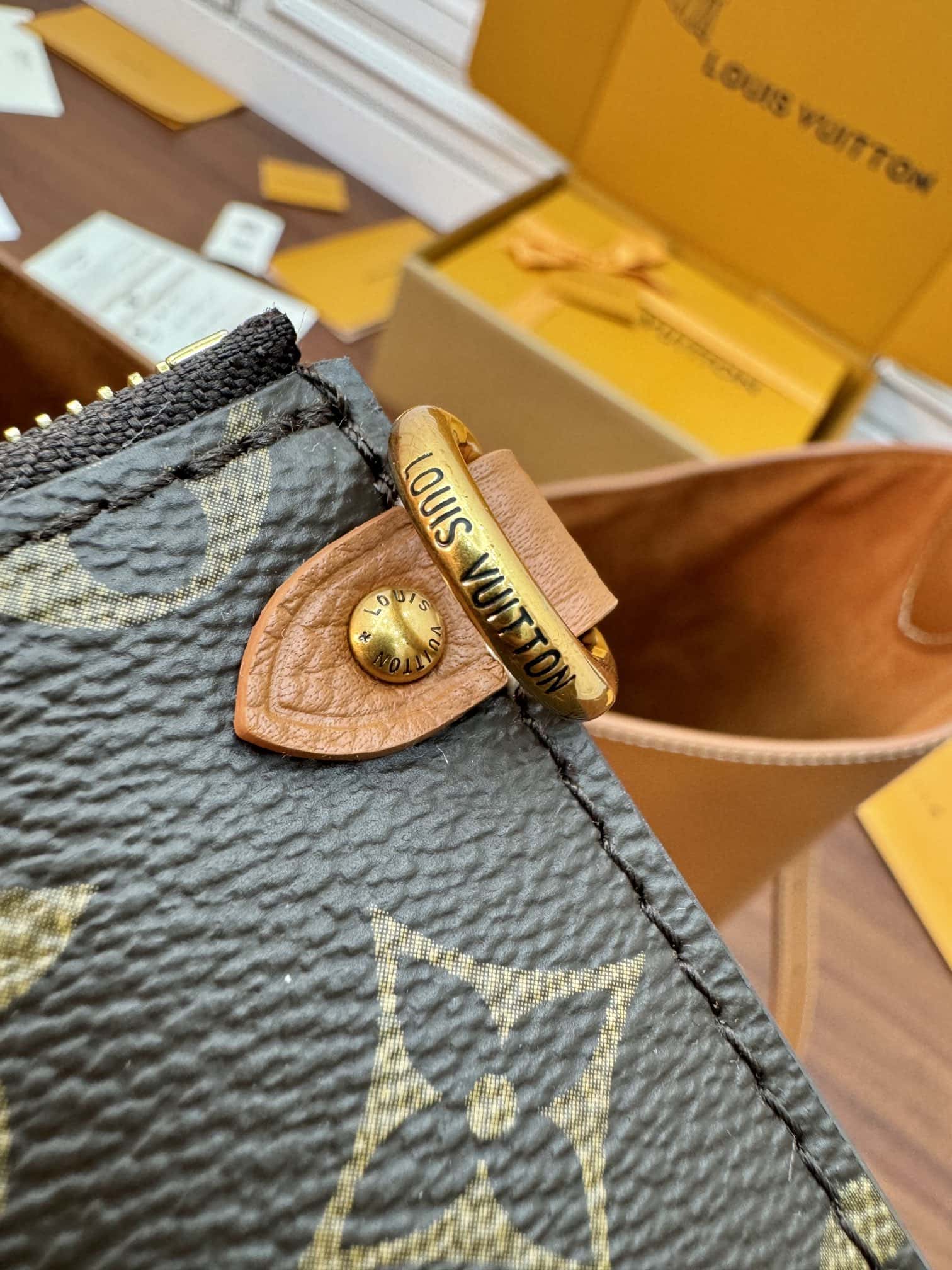 LV正品級原單包 專櫃同步M24974 LOW KEY HOBO 中號手袋¥2,880.00-頂級1:1精品高仿包包香港台灣批發價格推薦微信哪裡買