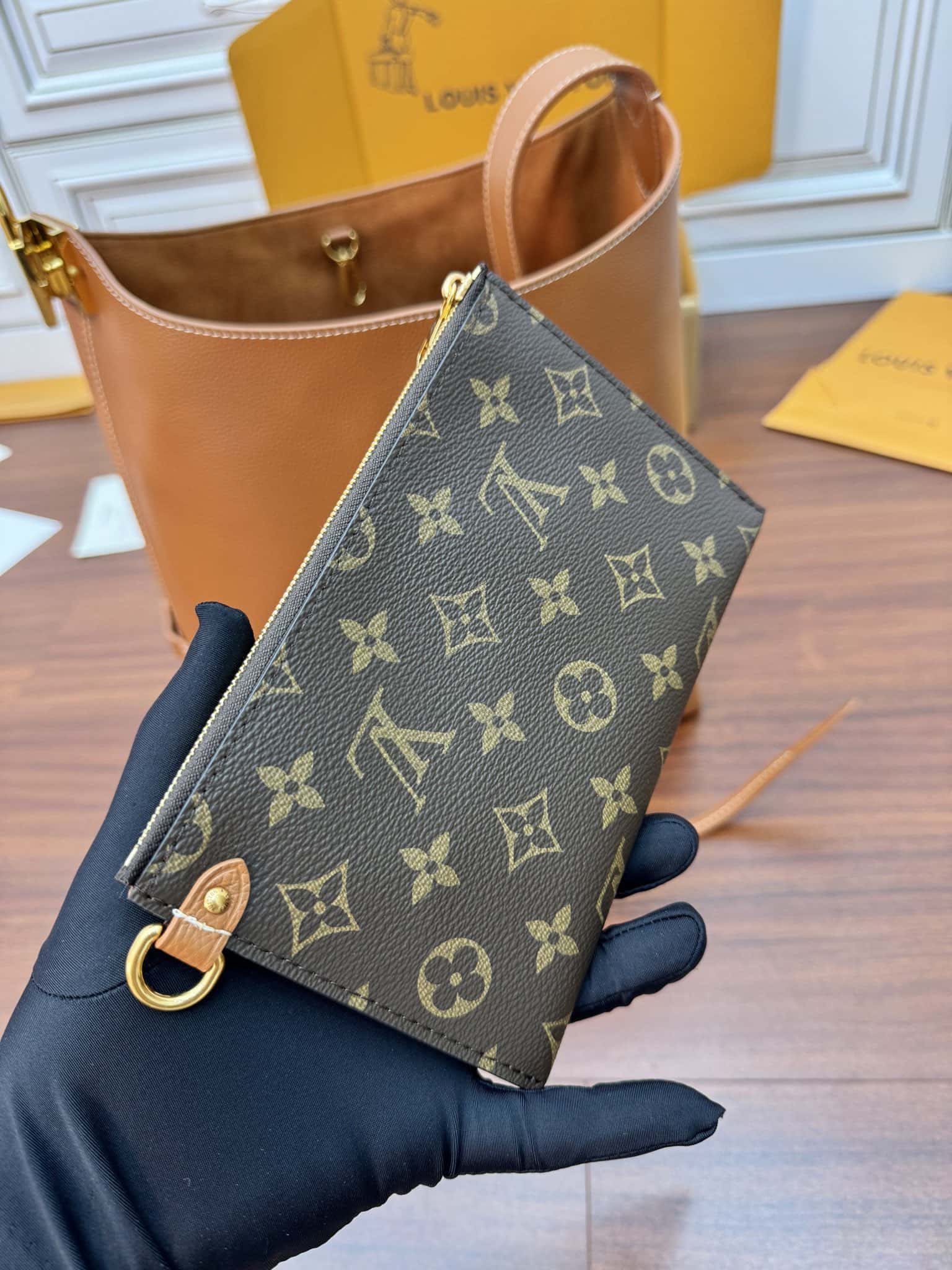 LV正品級原單包 專櫃同步M24974 LOW KEY HOBO 中號手袋¥2,880.00-頂級1:1精品高仿包包香港台灣批發價格推薦微信哪裡買