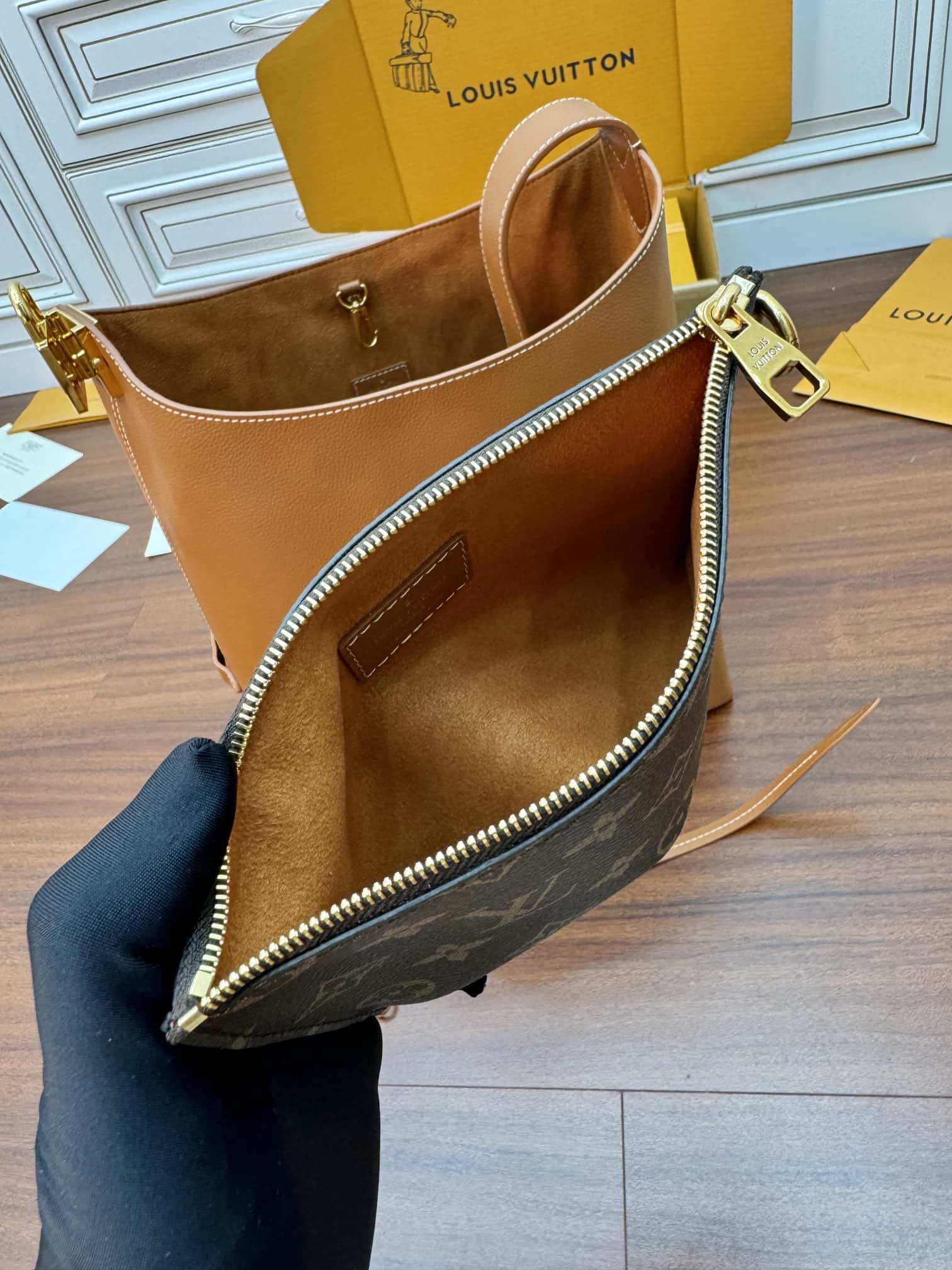 LV正品級原單包 專櫃同步M24974 LOW KEY HOBO 中號手袋¥2,880.00-頂級1:1精品高仿包包香港台灣批發價格推薦微信哪裡買
