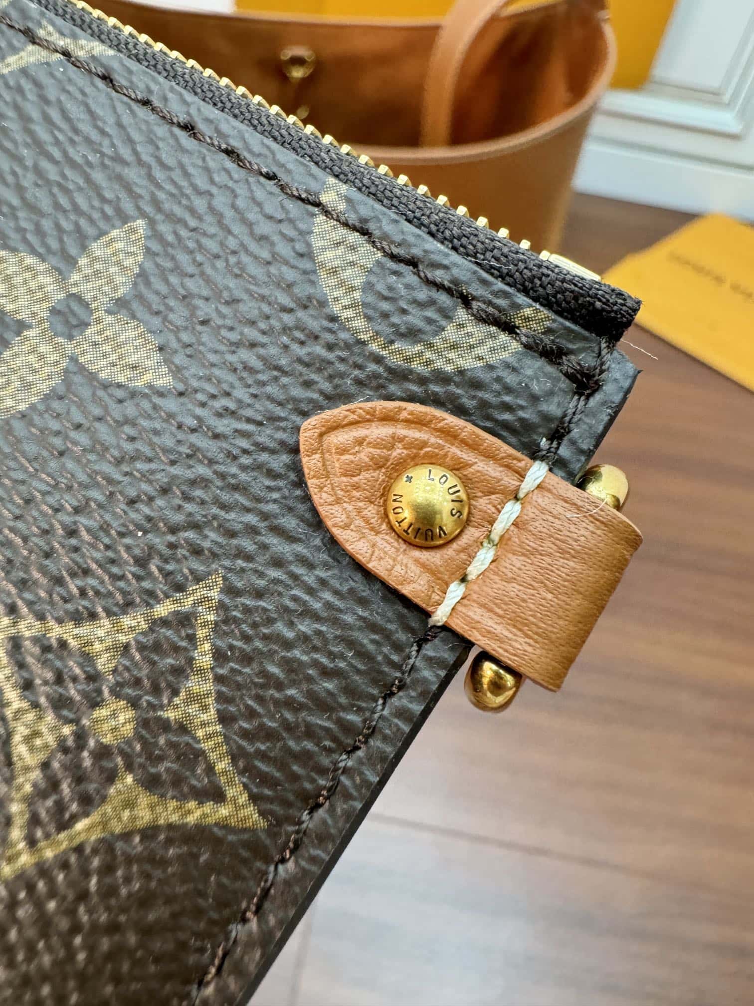 LV正品級原單包 專櫃同步M24974 LOW KEY HOBO 中號手袋¥2,880.00-頂級1:1精品高仿包包香港台灣批發價格推薦微信哪裡買