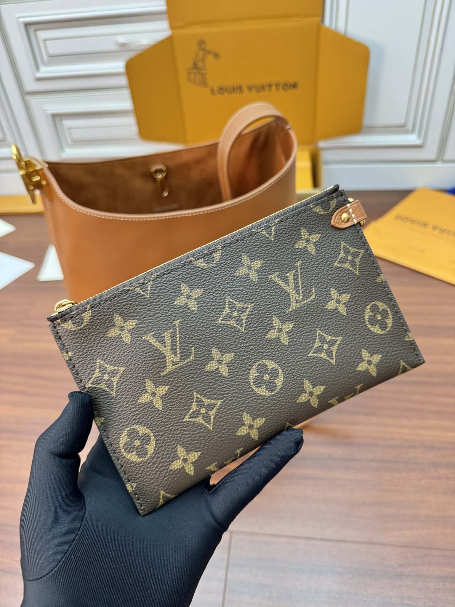 LV正品級原單包 專櫃同步M24974 LOW KEY HOBO 中號手袋¥2,880.00-頂級1:1精品高仿包包香港台灣批發價格推薦微信哪裡買