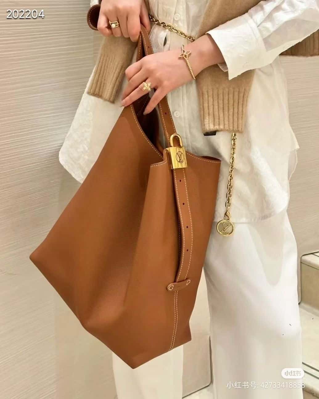 LV正品級原單包 專櫃同步M24974 LOW KEY HOBO 中號手袋¥2,880.00-頂級1:1精品高仿包包香港台灣批發價格推薦微信哪裡買