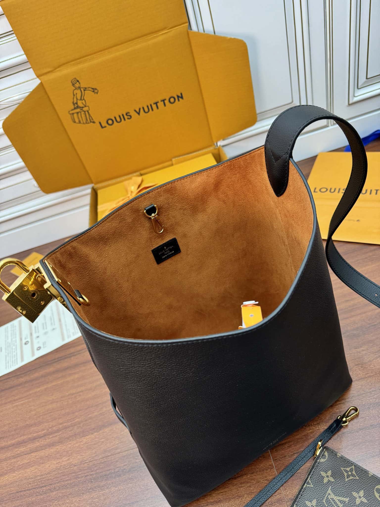 LV A級皮料 M24856 LOW KEY HOBO 高仿中號手袋¥2,880.00-頂級1:1精品高仿包包香港台灣批發價格推薦微信哪裡買