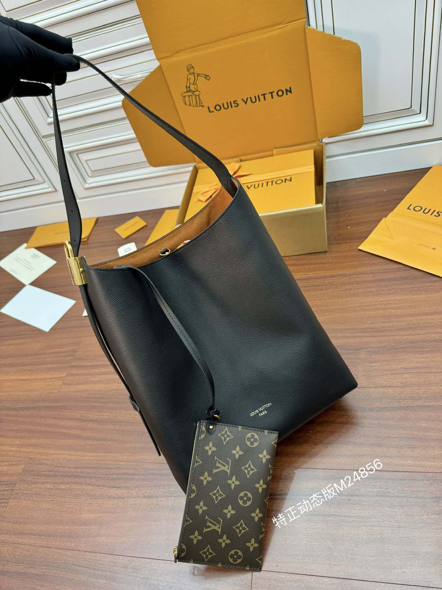 LV A級皮料 M24856 LOW KEY HOBO 高仿中號手袋¥2,880.00-頂級1:1精品高仿包包香港台灣批發價格推薦微信哪裡買