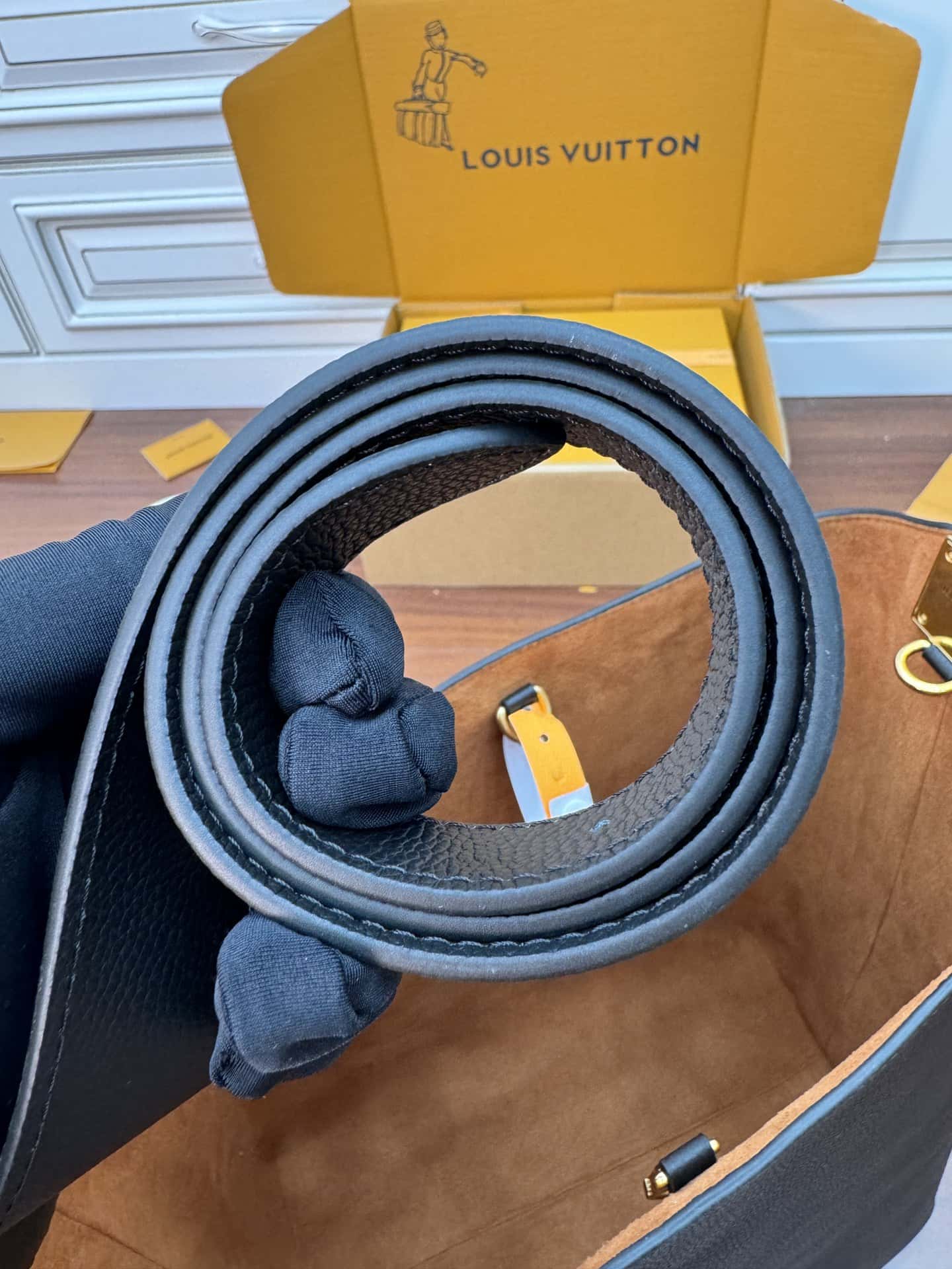 LV A級皮料 M24856 LOW KEY HOBO 高仿中號手袋¥2,880.00-頂級1:1精品高仿包包香港台灣批發價格推薦微信哪裡買