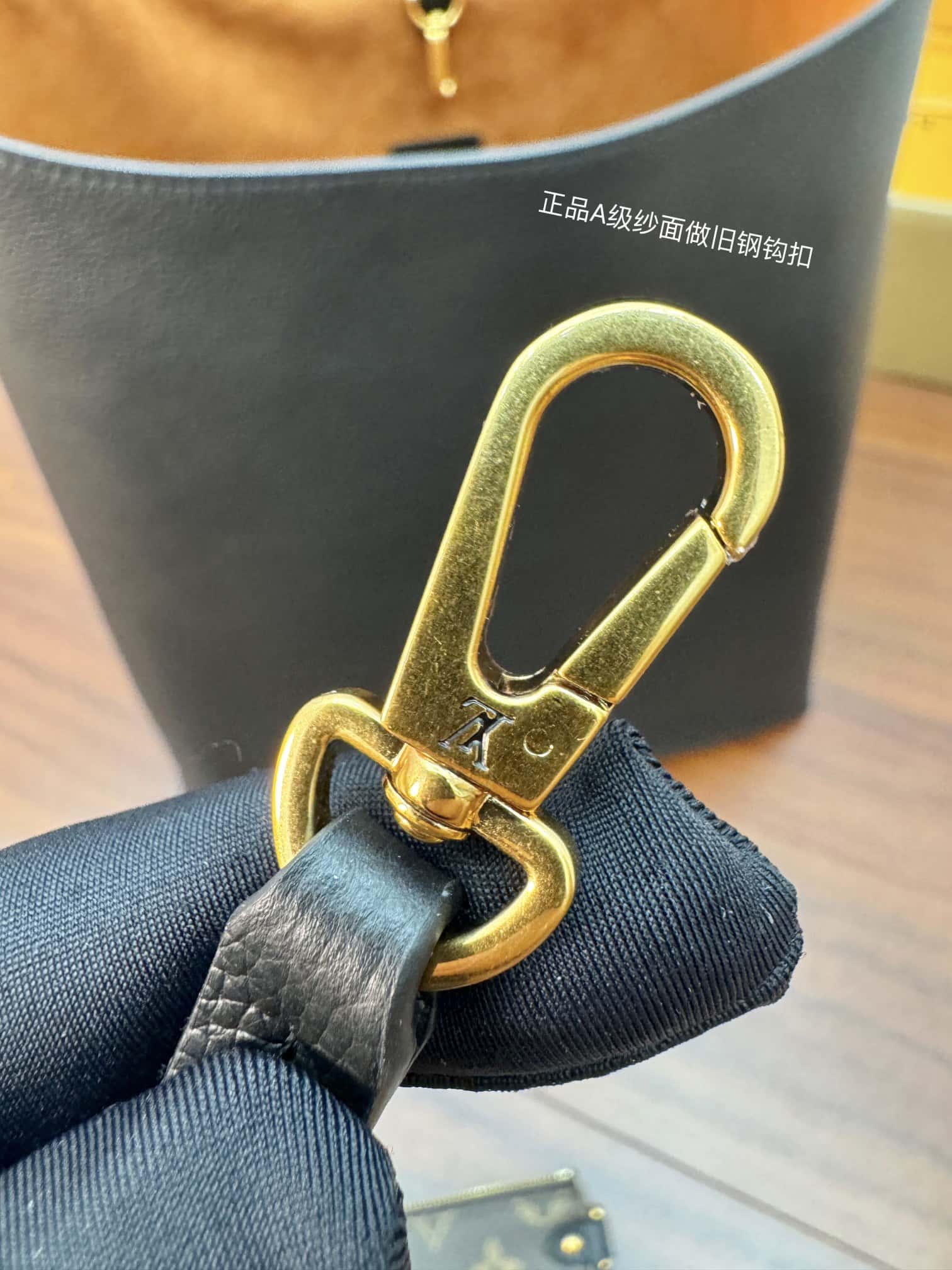 LV A級皮料 M24856 LOW KEY HOBO 高仿中號手袋¥2,880.00-頂級1:1精品高仿包包香港台灣批發價格推薦微信哪裡買