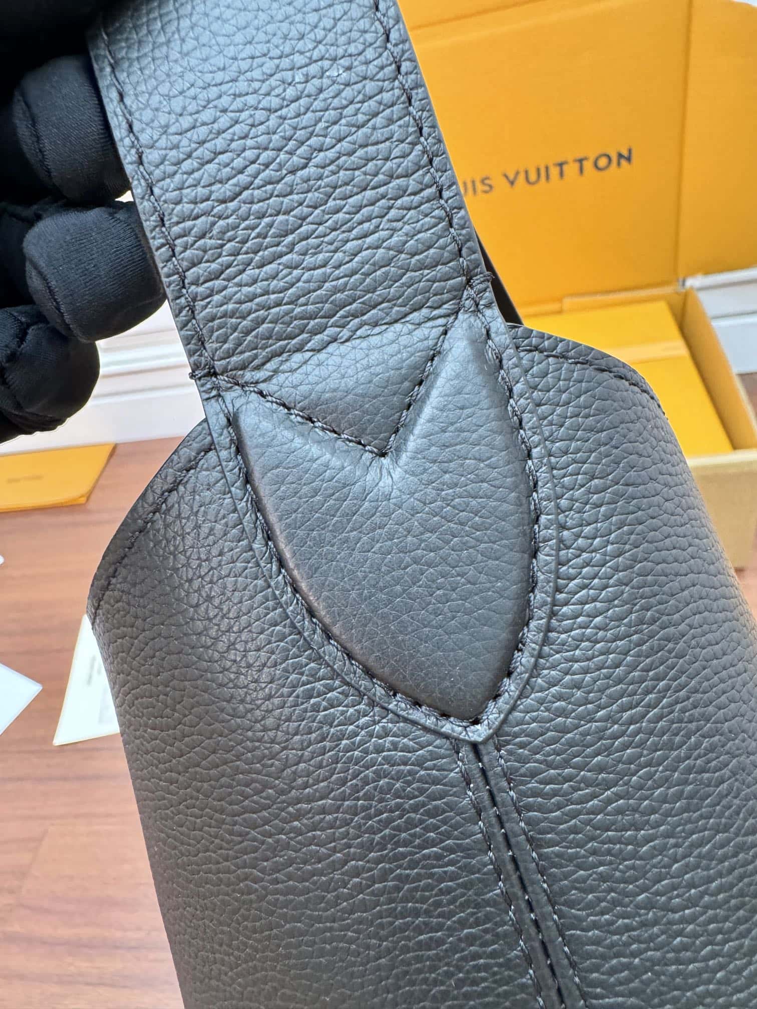 LV A級皮料 M24856 LOW KEY HOBO 高仿中號手袋¥2,880.00-頂級1:1精品高仿包包香港台灣批發價格推薦微信哪裡買