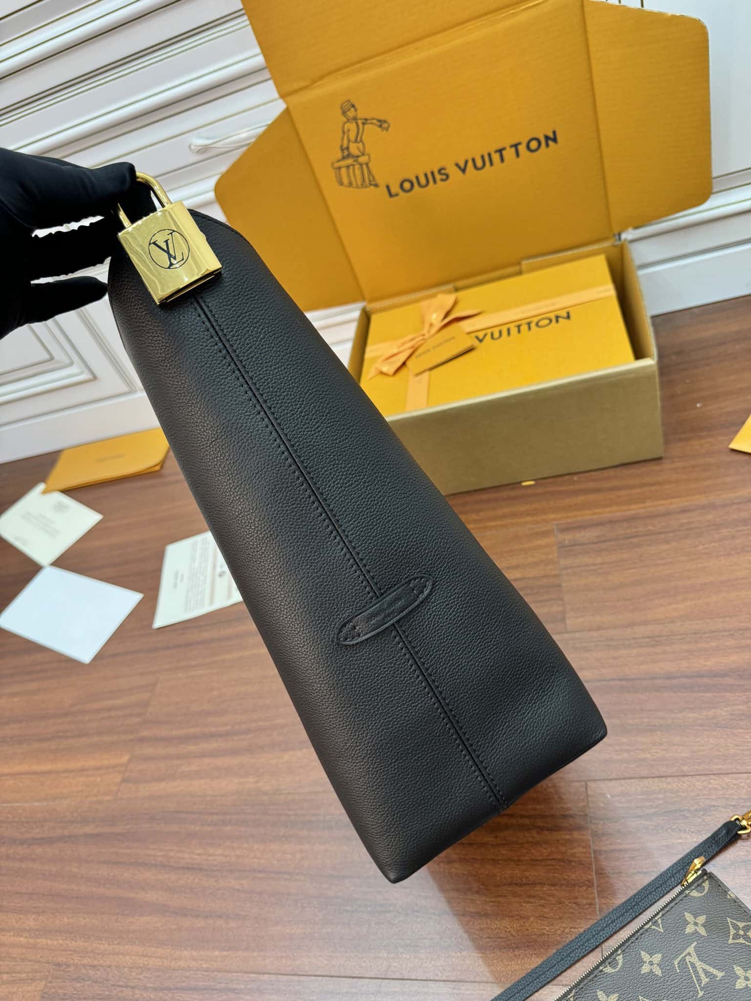 LV A級皮料 M24856 LOW KEY HOBO 高仿中號手袋¥2,880.00-頂級1:1精品高仿包包香港台灣批發價格推薦微信哪裡買