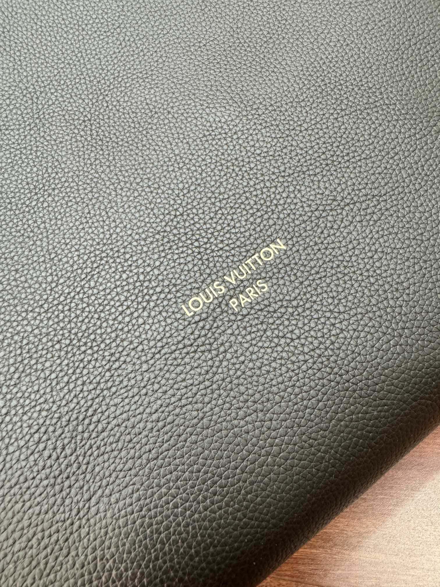 LV A級皮料 M24856 LOW KEY HOBO 高仿中號手袋¥2,880.00-頂級1:1精品高仿包包香港台灣批發價格推薦微信哪裡買