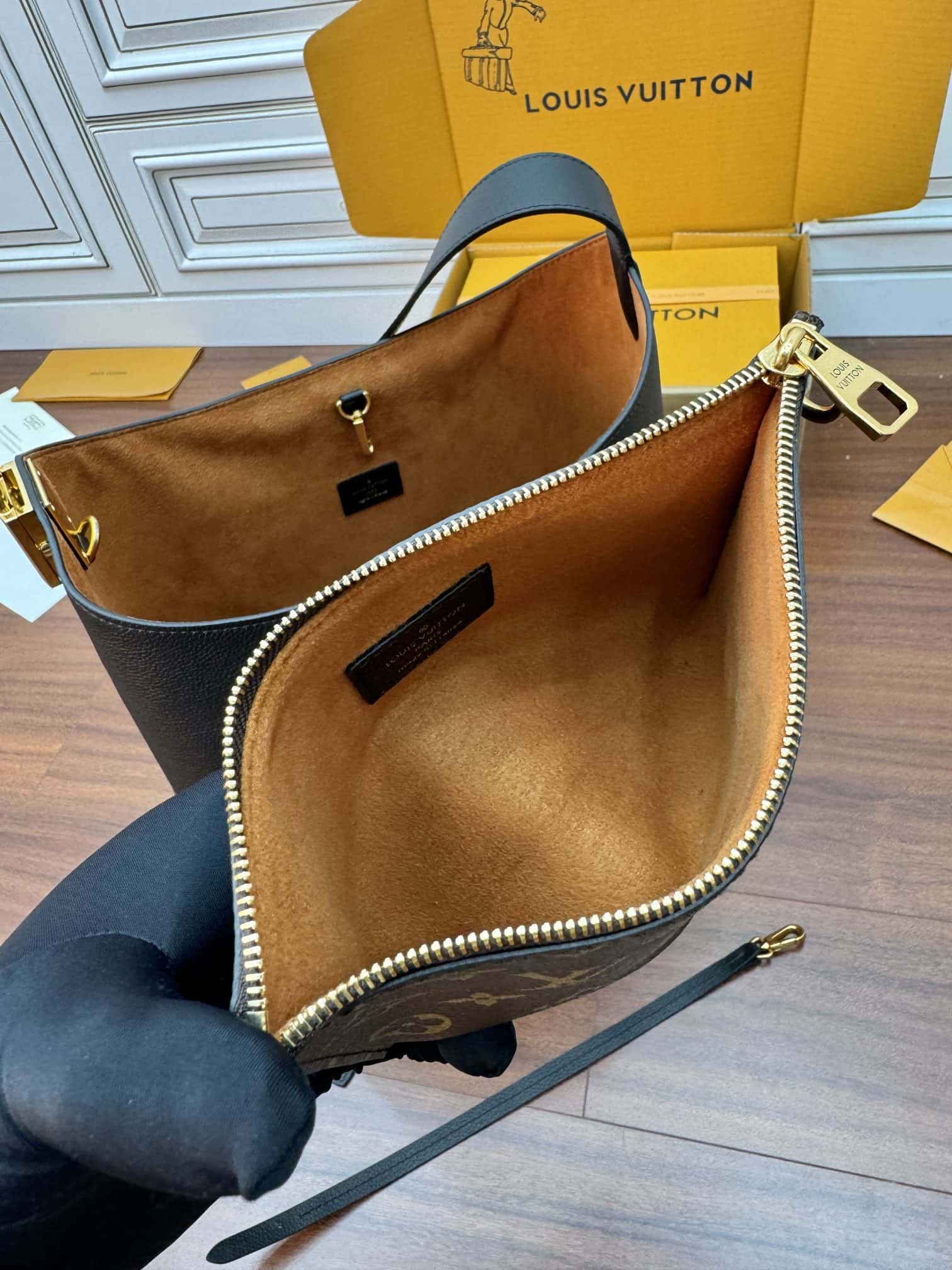 LV A級皮料 M24856 LOW KEY HOBO 高仿中號手袋¥2,880.00-頂級1:1精品高仿包包香港台灣批發價格推薦微信哪裡買