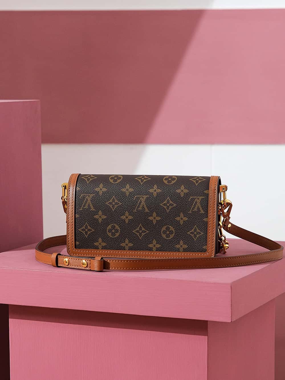 LV M46757 DAUPHINE EAST WEST高仿 手袋最美郵差包¥2,680.00-頂級1:1精品高仿包包香港台灣批發價格推薦微信哪裡買