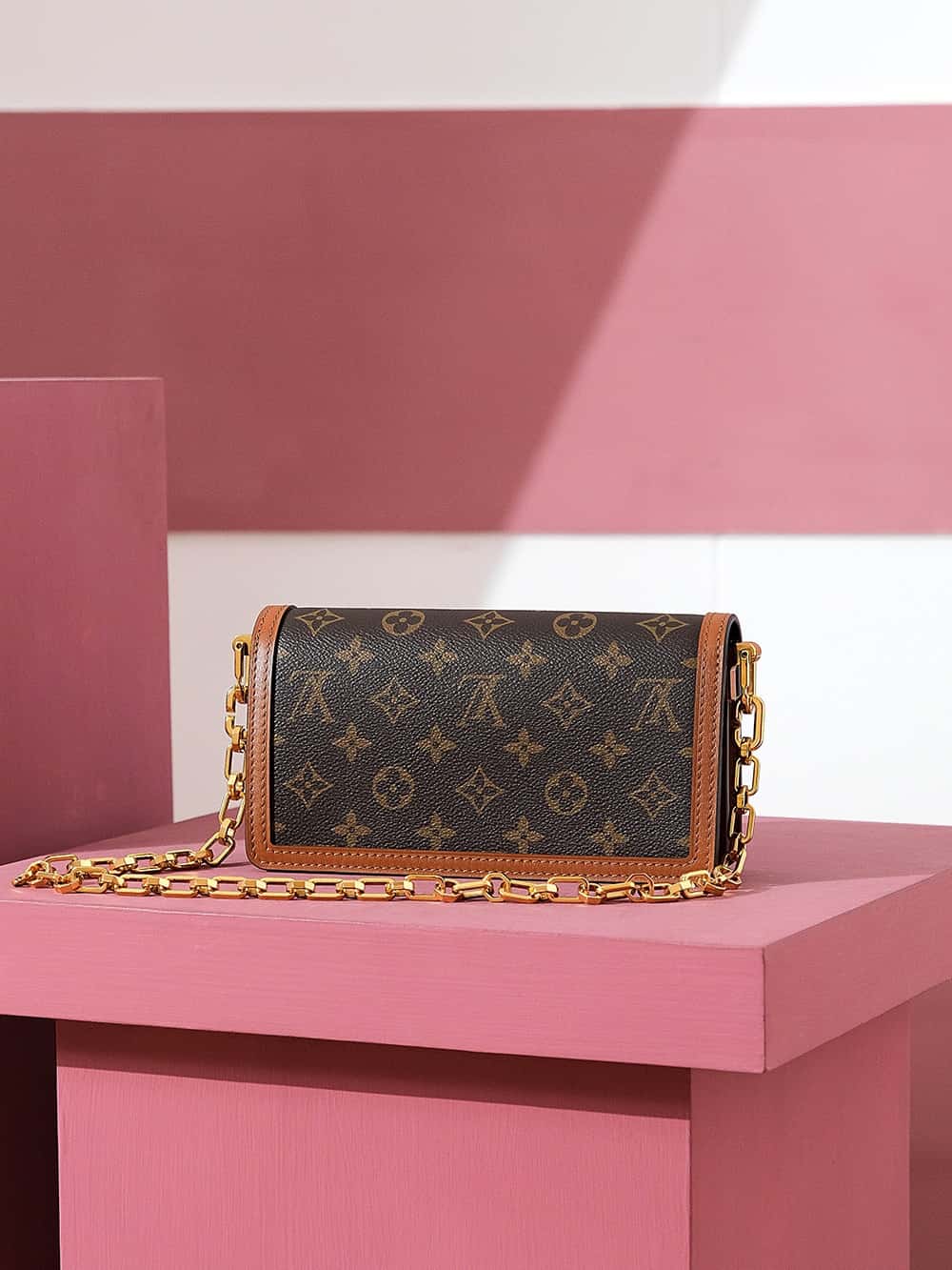 LV M46757 DAUPHINE EAST WEST高仿 手袋最美郵差包¥2,680.00-頂級1:1精品高仿包包香港台灣批發價格推薦微信哪裡買