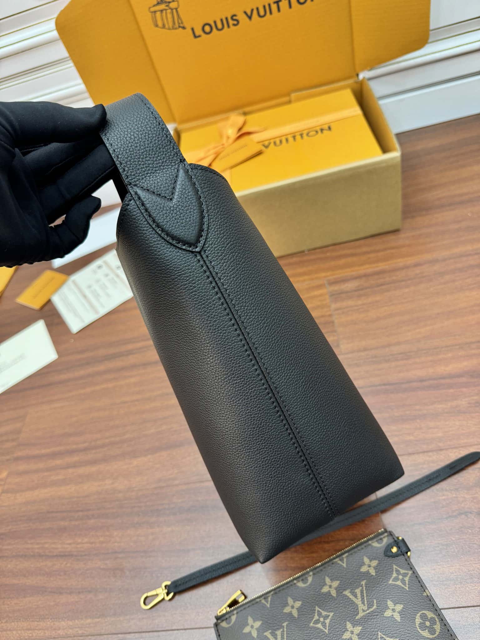 LV高仿包 M25352 Low Key Hobo PM黑色 A級出品配圖上的全套包裝¥2,880.00-頂級1:1精品高仿包包香港台灣批發價格推薦微信哪裡買