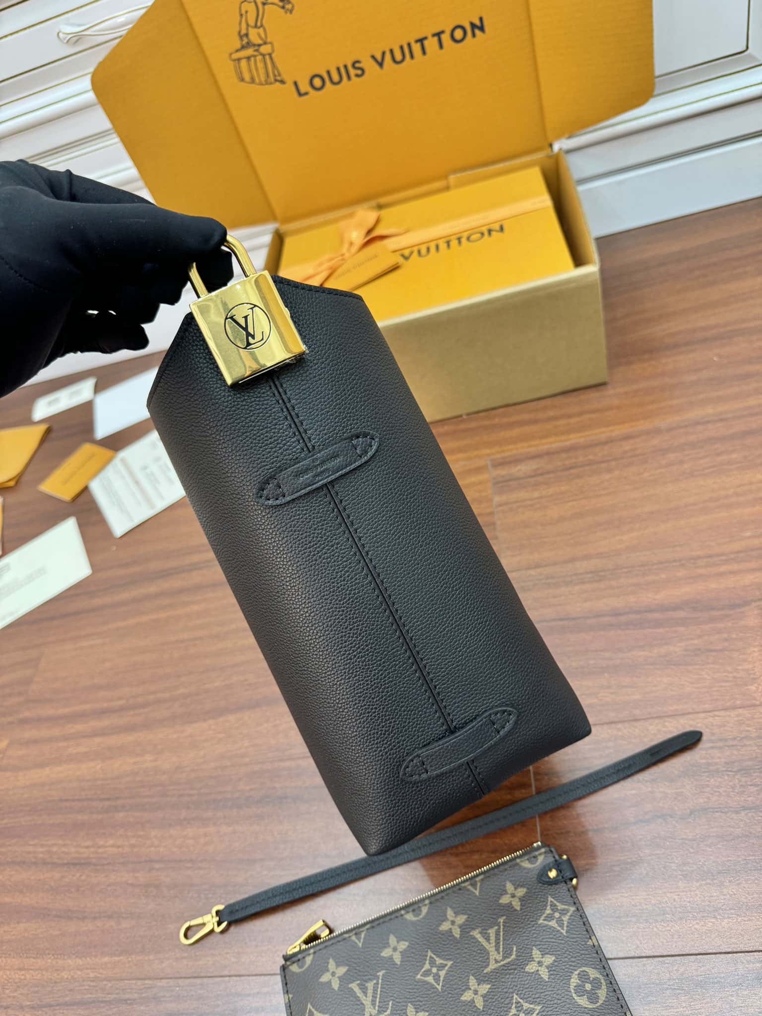 LV高仿包 M25352 Low Key Hobo PM黑色 A級出品配圖上的全套包裝¥2,880.00-頂級1:1精品高仿包包香港台灣批發價格推薦微信哪裡買