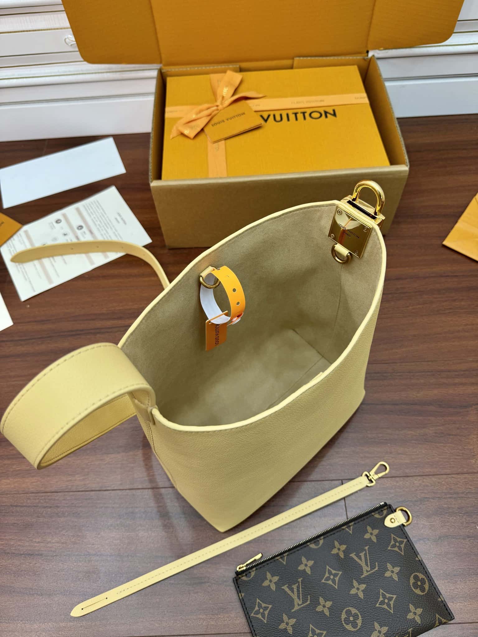 LV專櫃同步正品級高仿包 M25353 New Low Key Hobo PM¥2880.00-頂級1:1精品高仿包包香港台灣批發價格推薦微信哪裡買