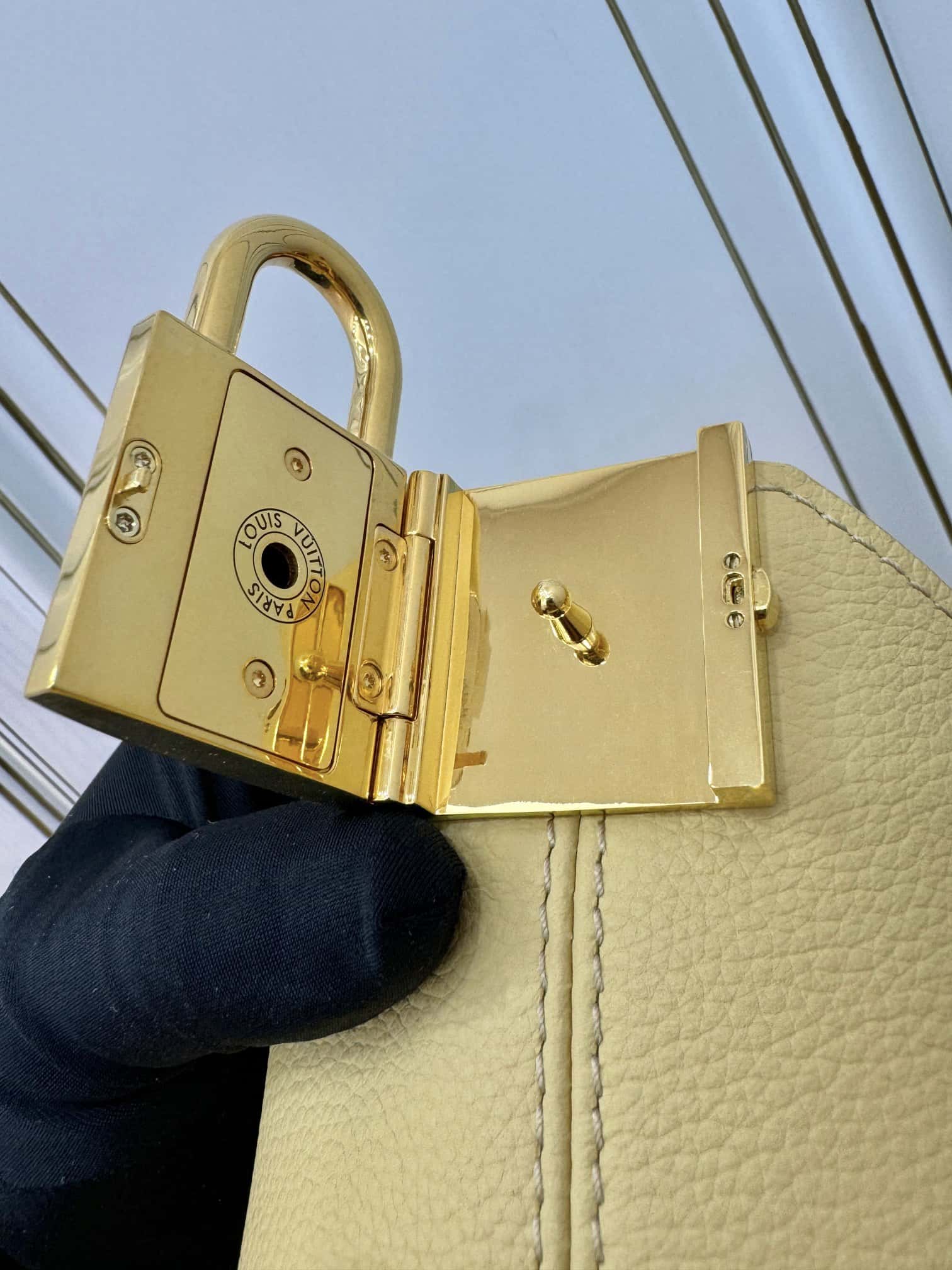 LV專櫃同步正品級高仿包 M25353 New Low Key Hobo PM¥2880.00-頂級1:1精品高仿包包香港台灣批發價格推薦微信哪裡買