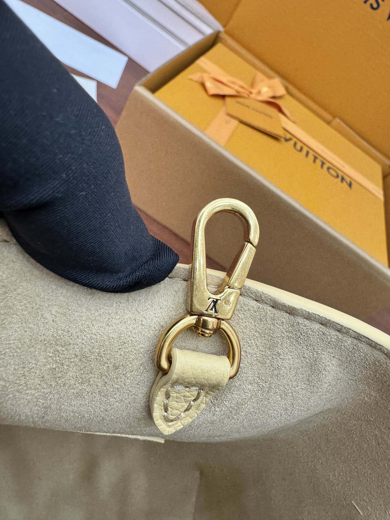 LV專櫃同步正品級高仿包 M25353 New Low Key Hobo PM¥2880.00-頂級1:1精品高仿包包香港台灣批發價格推薦微信哪裡買